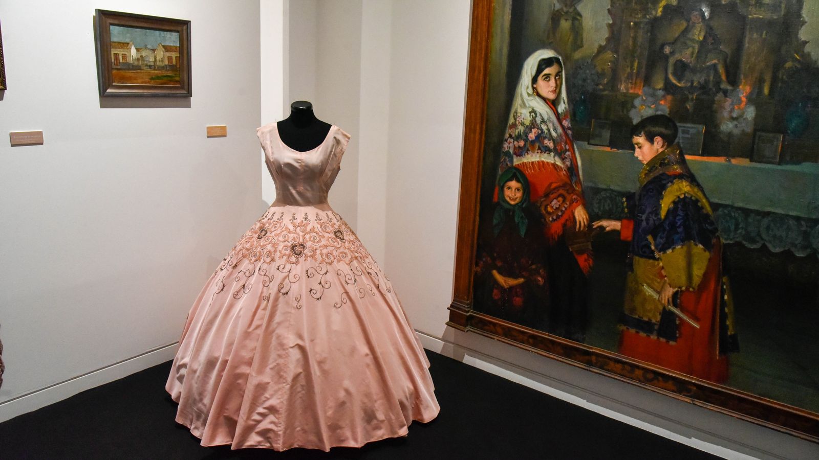 Exposición ' Vísteme: de la Alta Costura al Arte, 90 años de historia de la moda' en el Museo Cruz Herrera