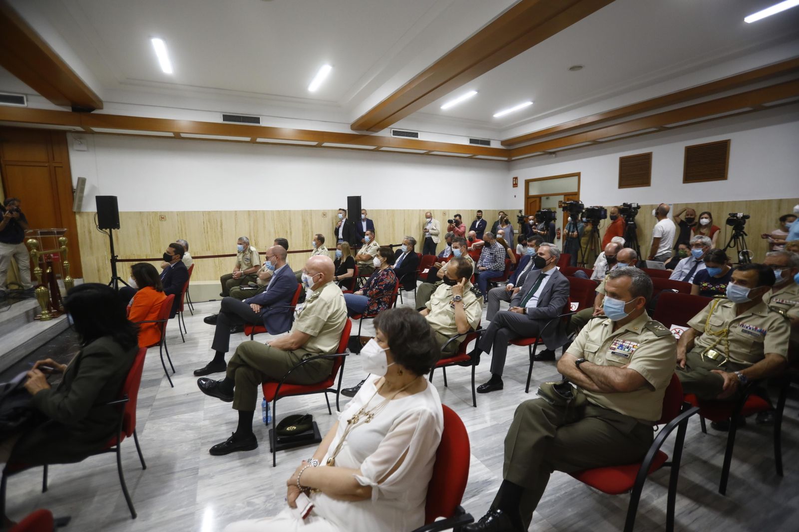 La visita de la ministra de Defensa a Córdoba para conocer la base logística del Ejército, en fotografías