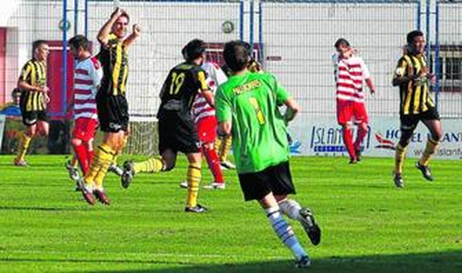 Algunos jugadores del Cádiz, cabizbajos tras encajar uno de los goles en Lepe.