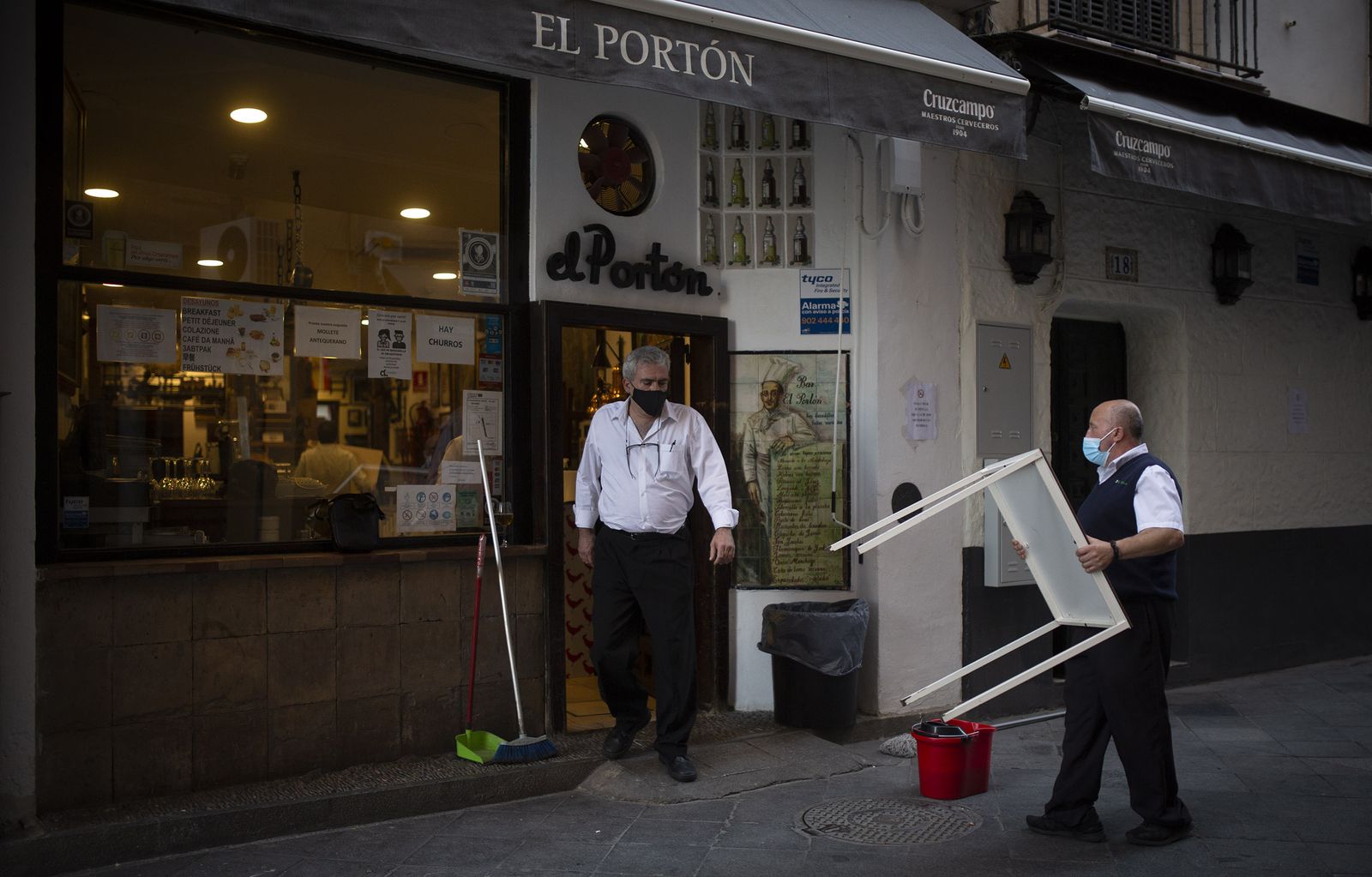 El cierre de los comercios y la hostelería se adelantan en Sevilla