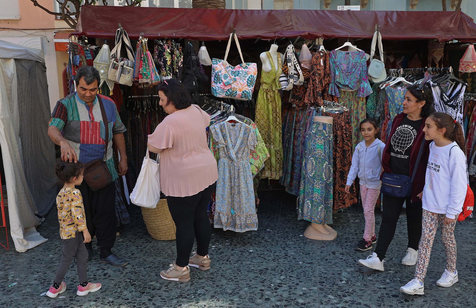 El mercadillo hippie de la Fiesta de la Primavera de La Línea, en imágenes
