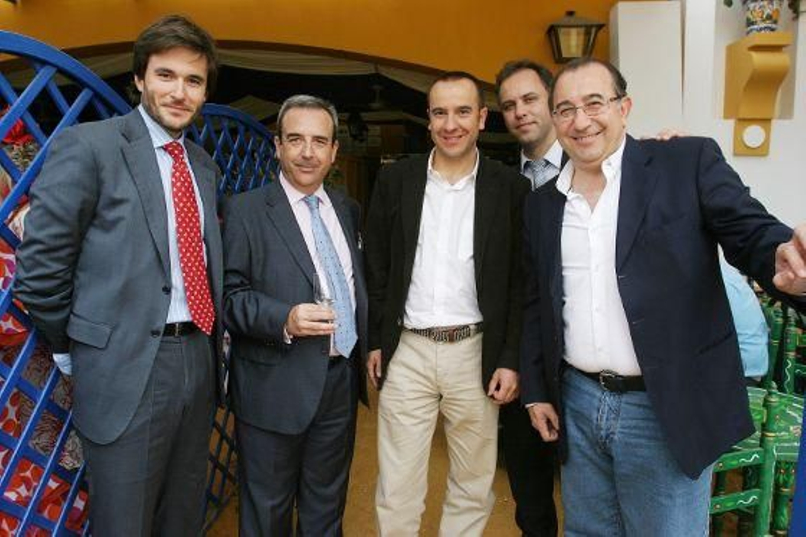 Javier Blanco y José Luis Arnello, director de compras y director general de OMD, junto a Juan Carlos Fernández, director general de Grupo Joly, Alejandro Bermúdez y Diego Ortiz, gerente y director comercial de Grupo Joly.

Foto: Vanesa Lobo