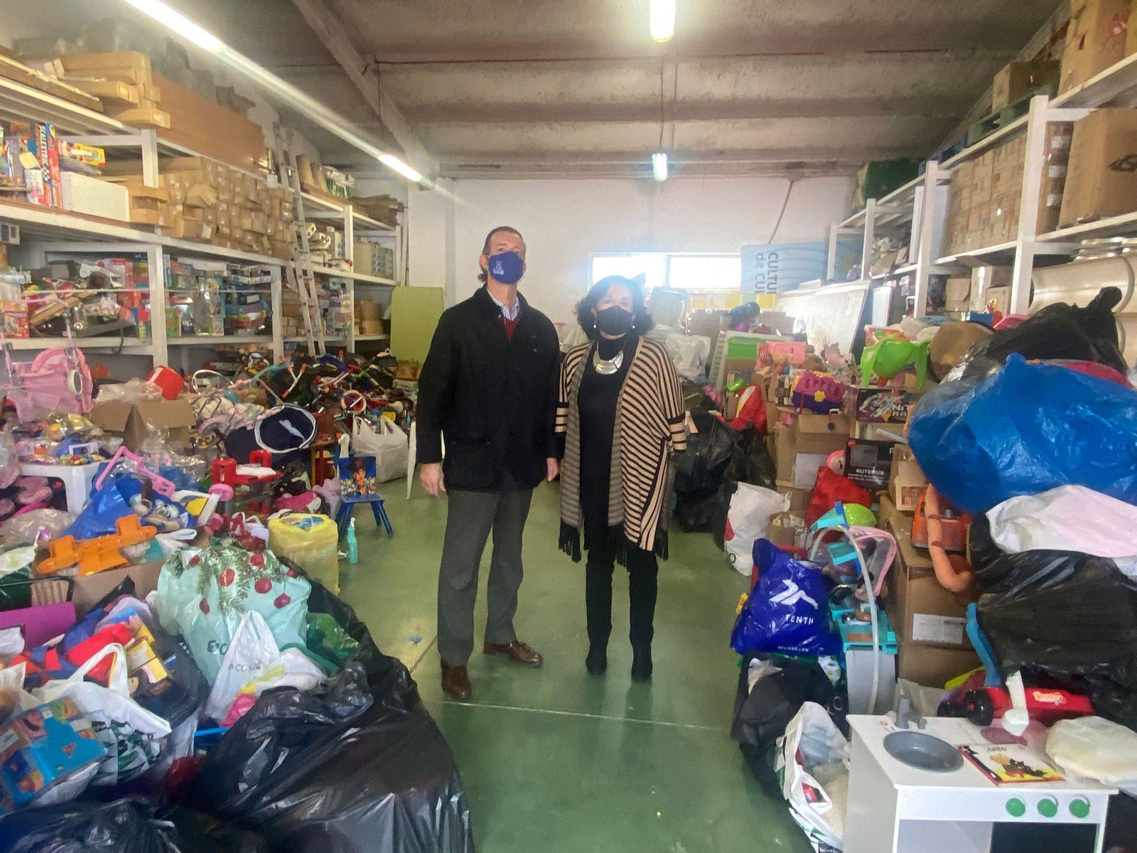 Entrega de los juguetes de Alianza Sevilla a la Asociación Amigos del Parque del Alamillo.