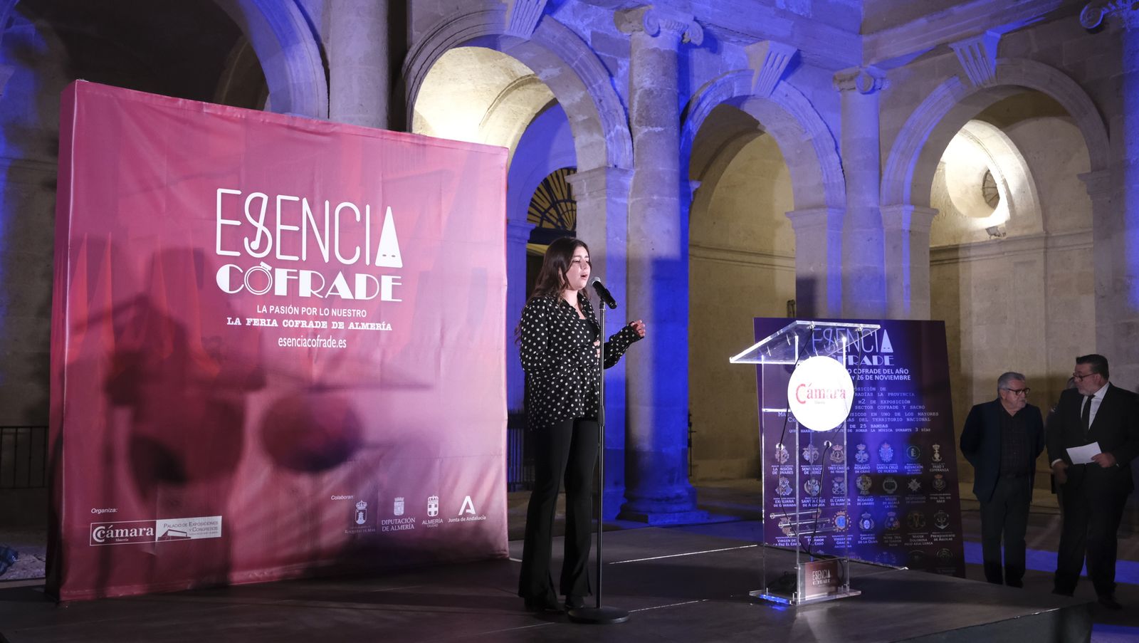 Presentación de Esencia Cofrade, en el Claustro de la Catedral de Almería