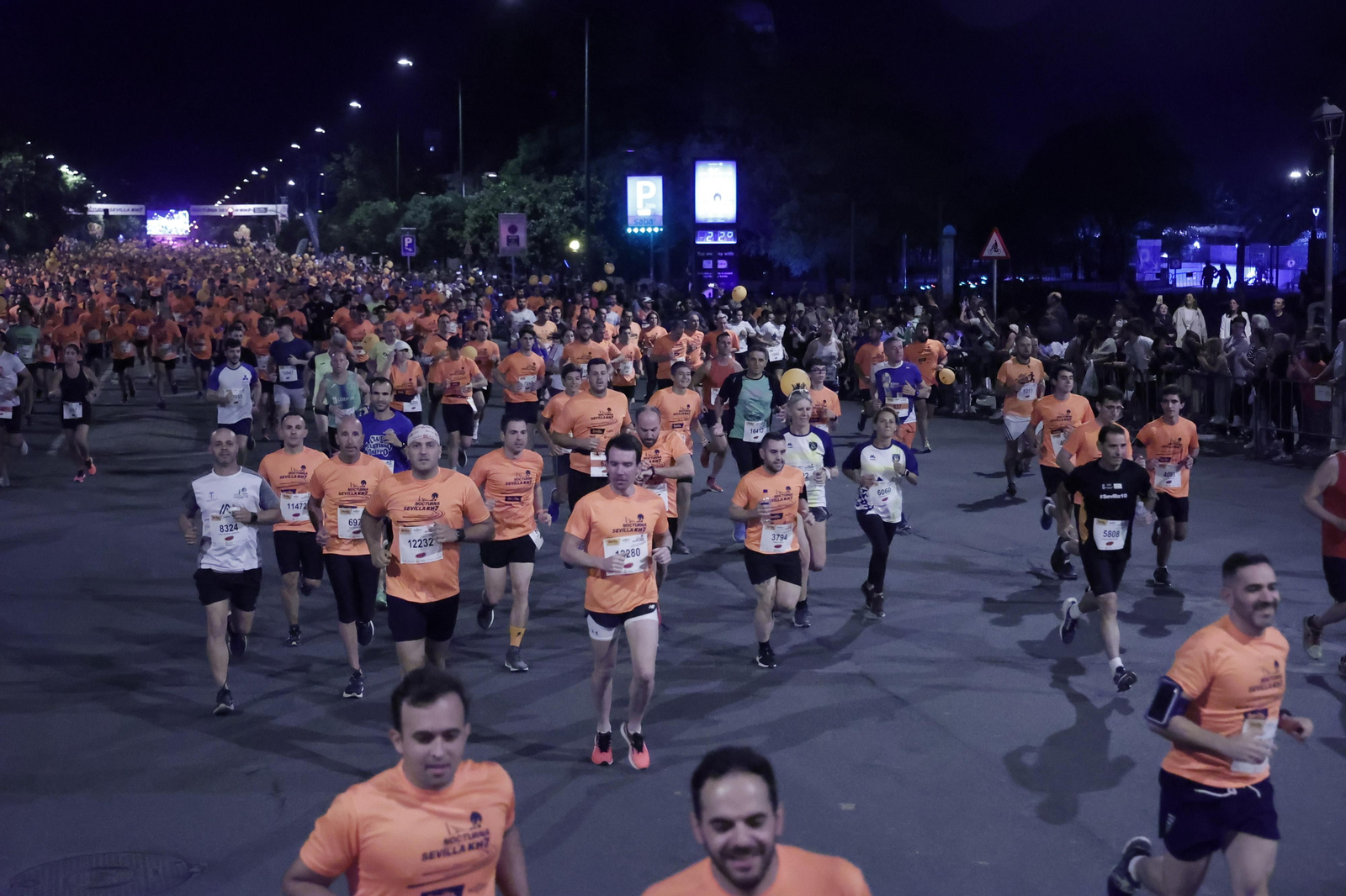 Búscate en la Carrera Nocturna de Sevilla (1)