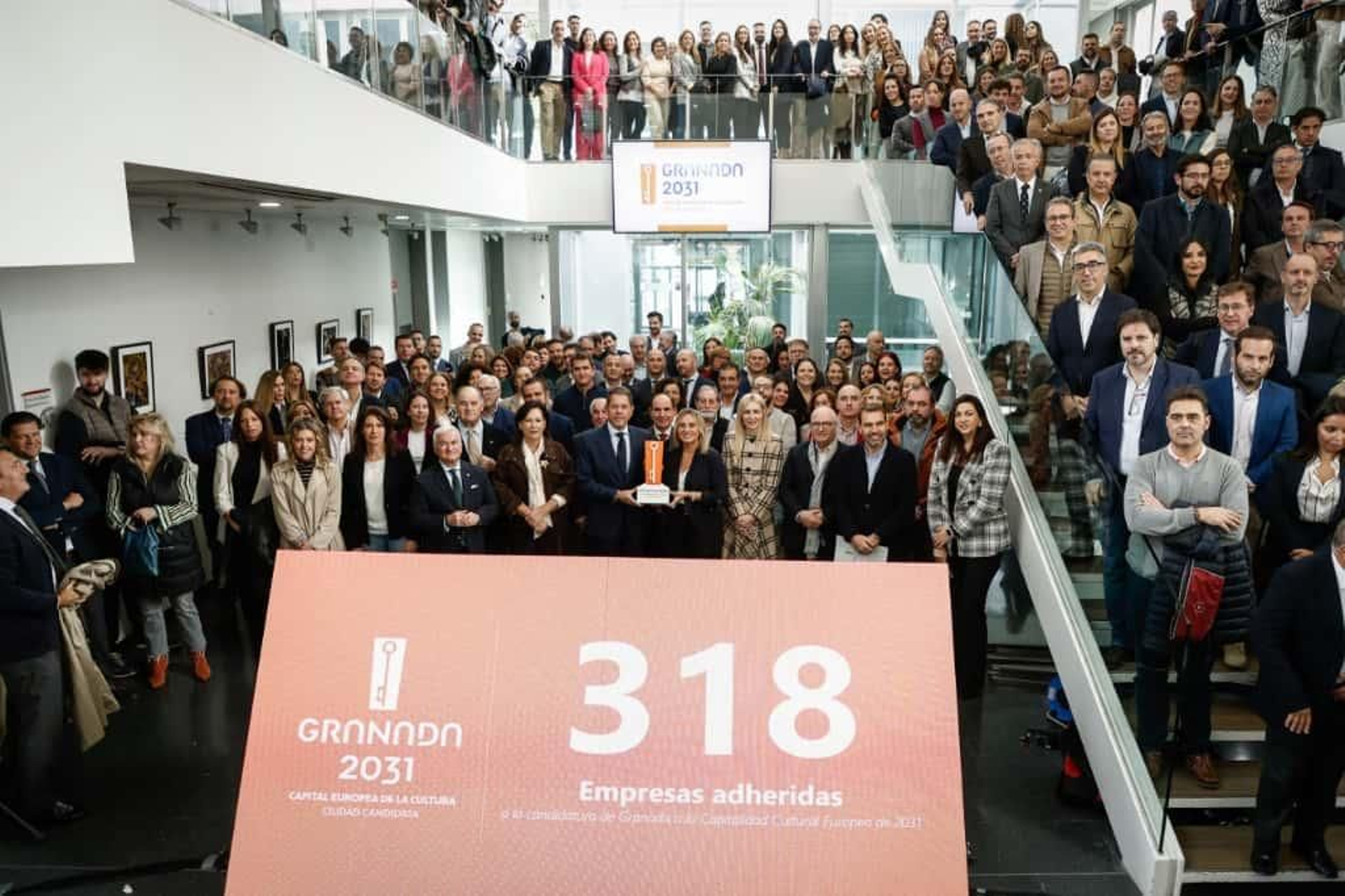 Los empresarios de Granada en el acto simbólico de la firma.
