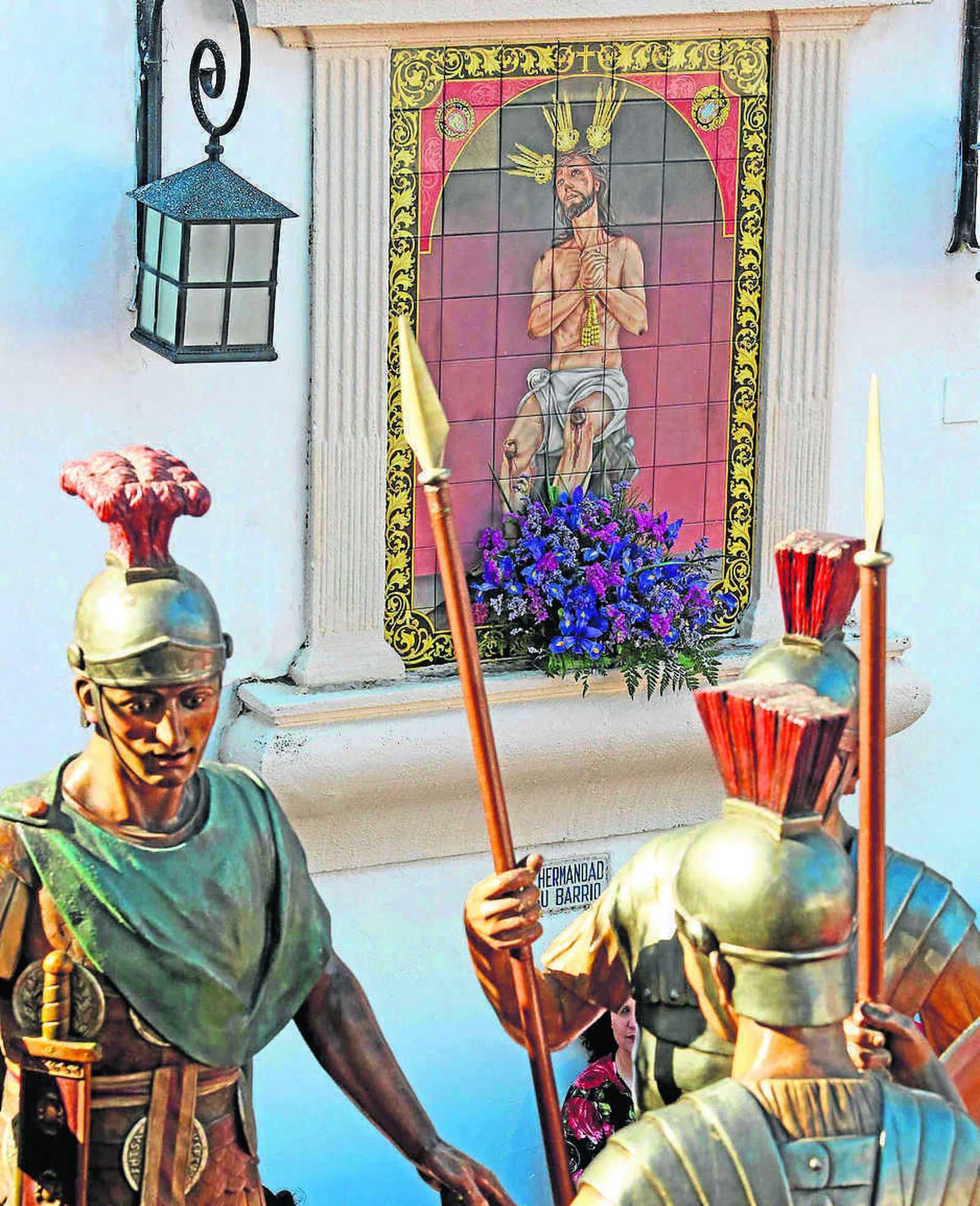 Los romanos que se subastan las prendas de Jesús de las Penas tienen a éste a sus espaldas, al contrario de lo que sucede en el misterio.