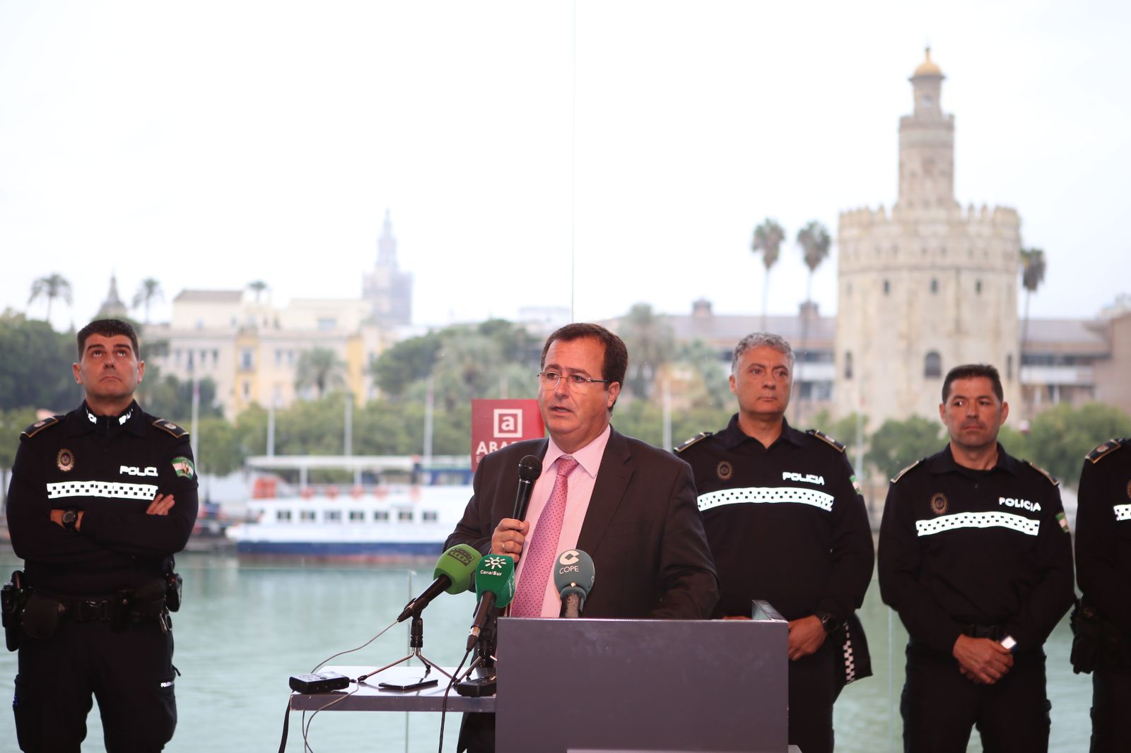 Cabrera interviene durante el homenaje a los policías condecorados.