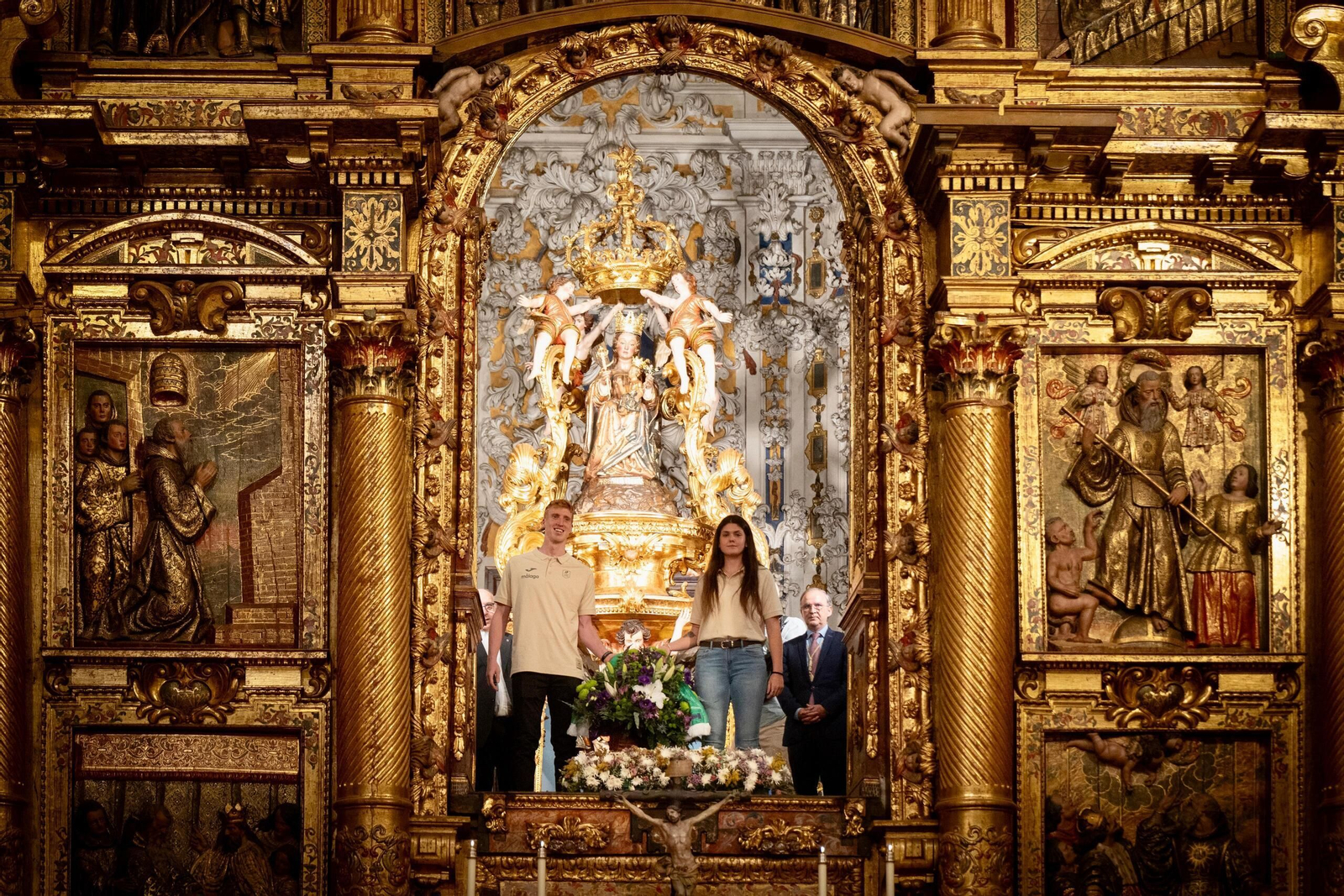 El Unicaja, con la Intercontinental, hace la ofrenda floral a La Victoria antes del arranque de curso
