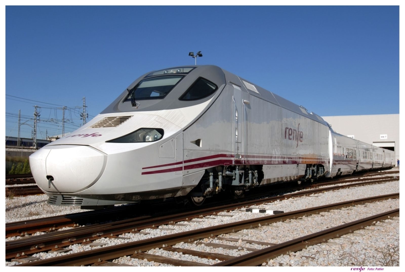 Un tren de Renfe inicia su recorrido.