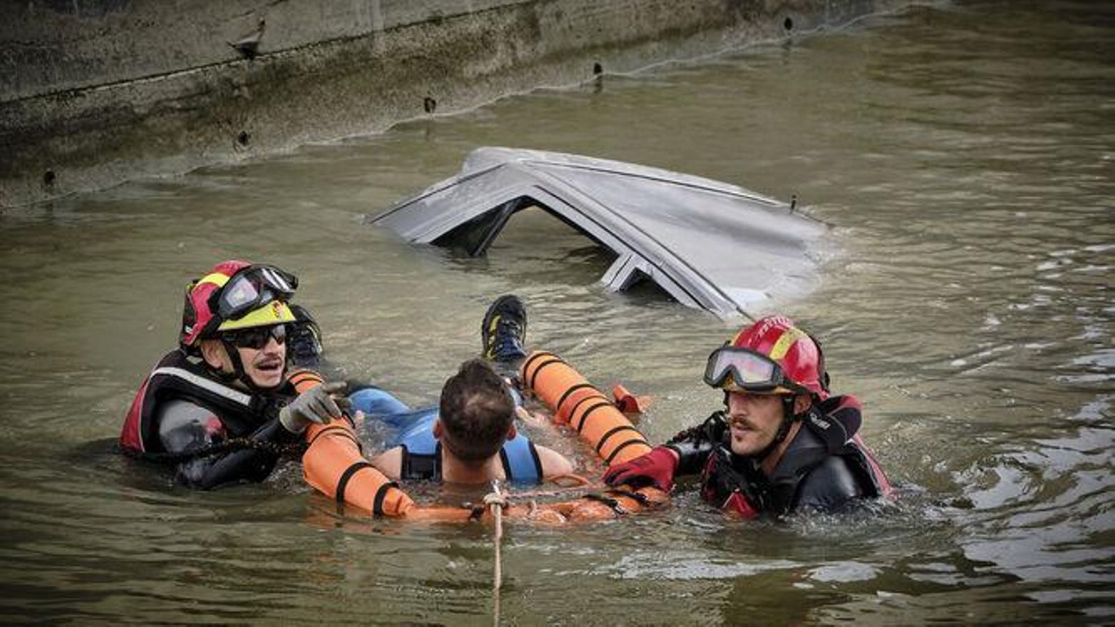 Los efectivos de la UME rescatan a una persona del agua. : DIARIO DE CÁDIZ (Cádiz)