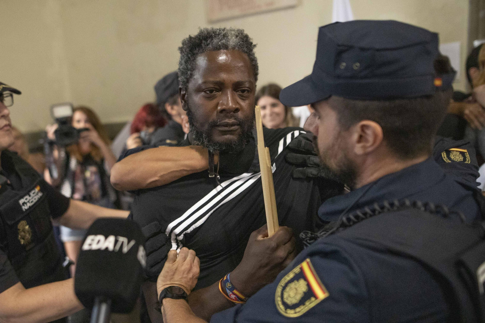 Altercados en la conferencia de Macarena Olona en Granada