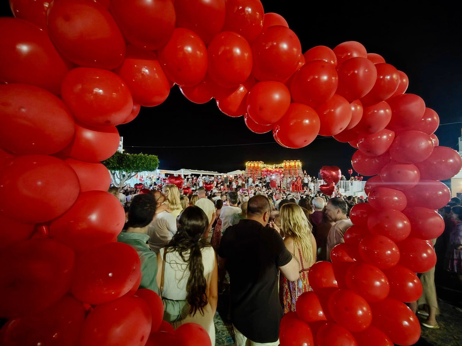 Momento del beso en la plaza de Mojácar.