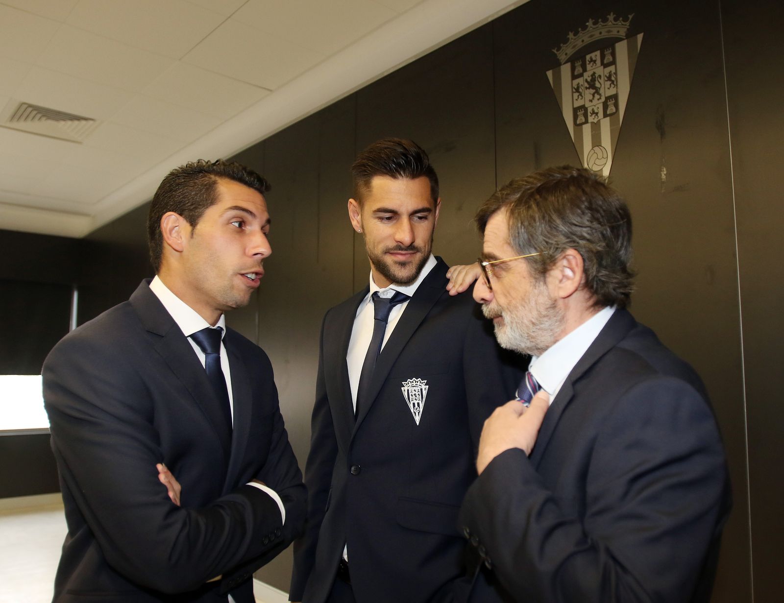 Carlos González dialoga con Luso y Carlos Caballero.