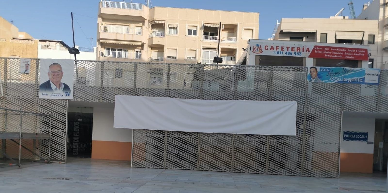 En la Plaza del Ayuntamiento de Garrucha falta la pancarta electoral del PSOE.