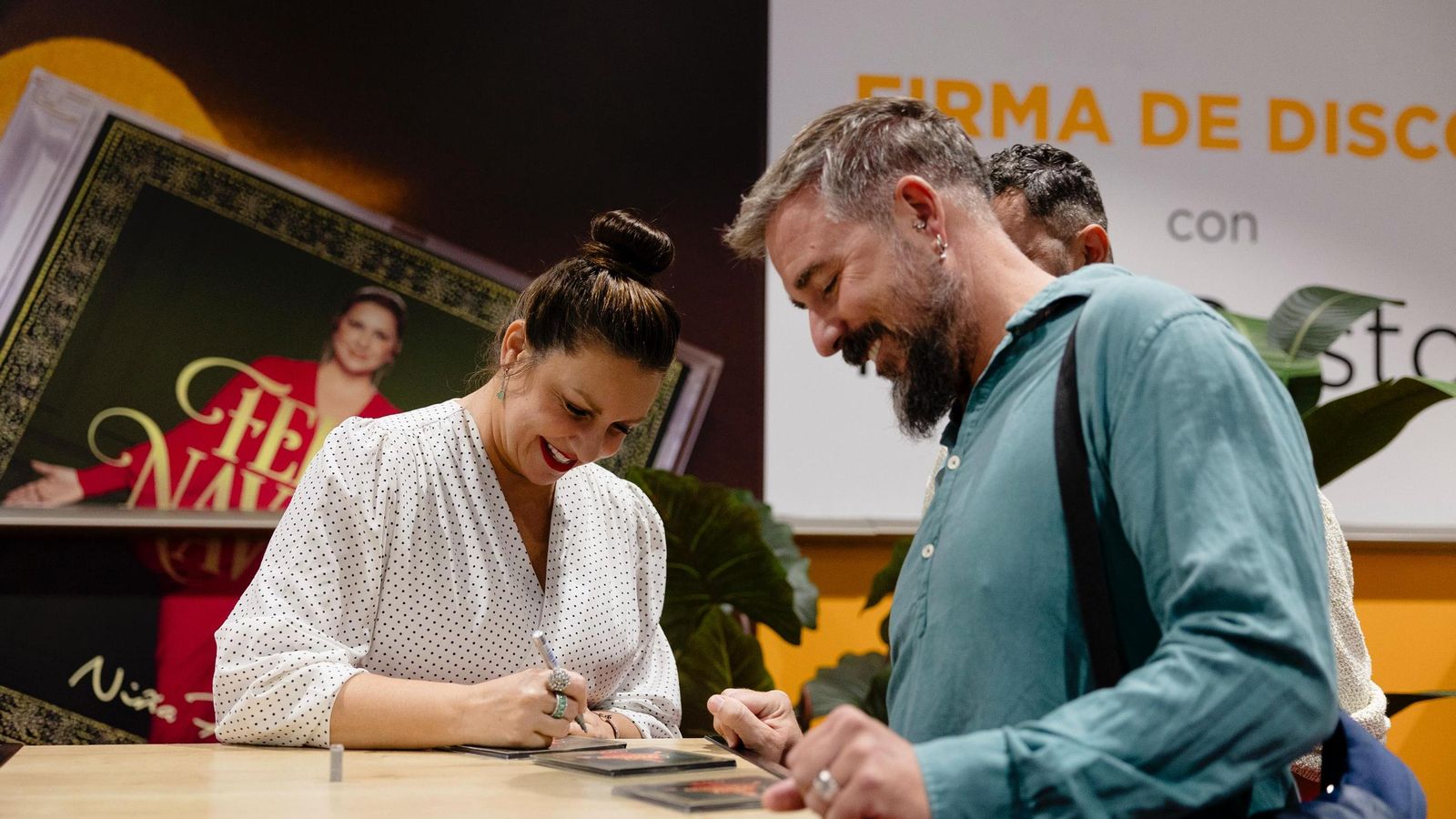 Las imágenes de la firma de discos de Niña Pastori en Cádiz