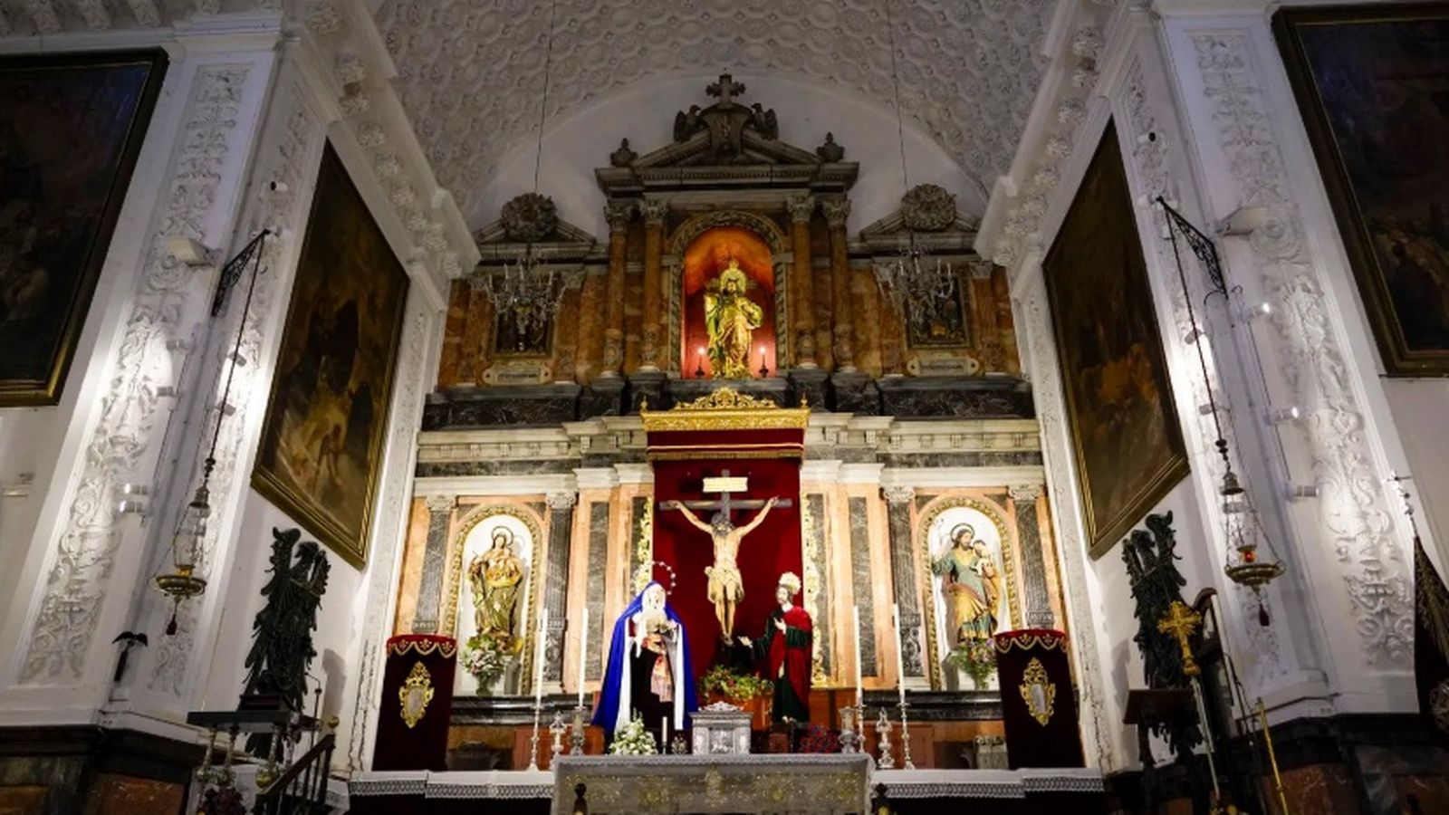 Detalle del altar mayor del templo con los titulares formando un Calvario