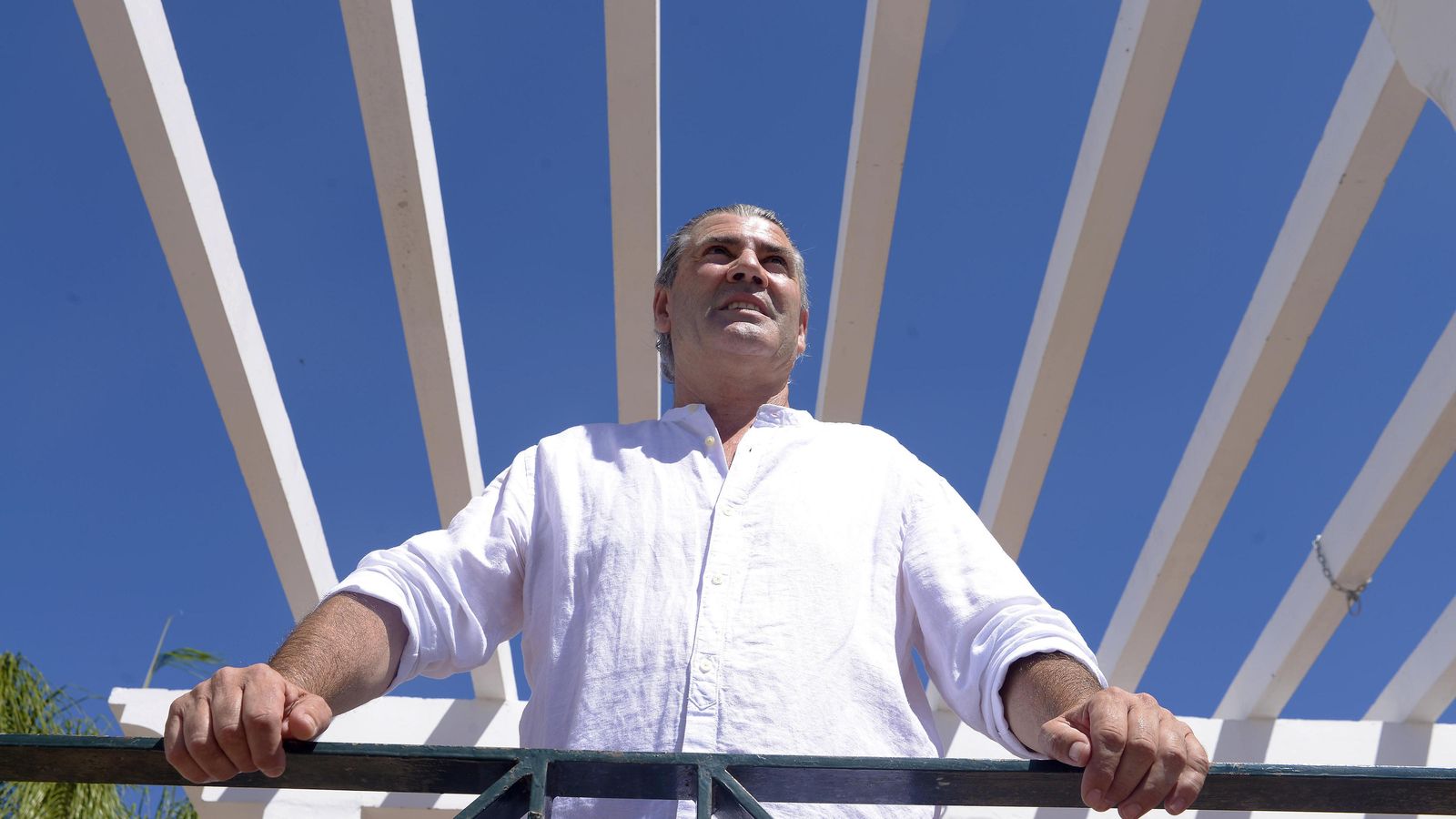 Jesús Fernández Rey, alcalde de Tesorillo, en la Plaza de la Constitución.