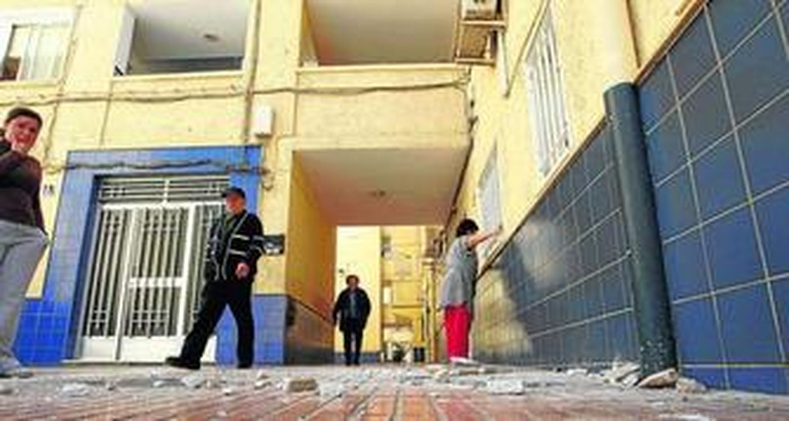 La imagen corresponde al año 2008 cuando se desprendió una cornisa de una de las viviendas rehabilitadas de El Tagarete.