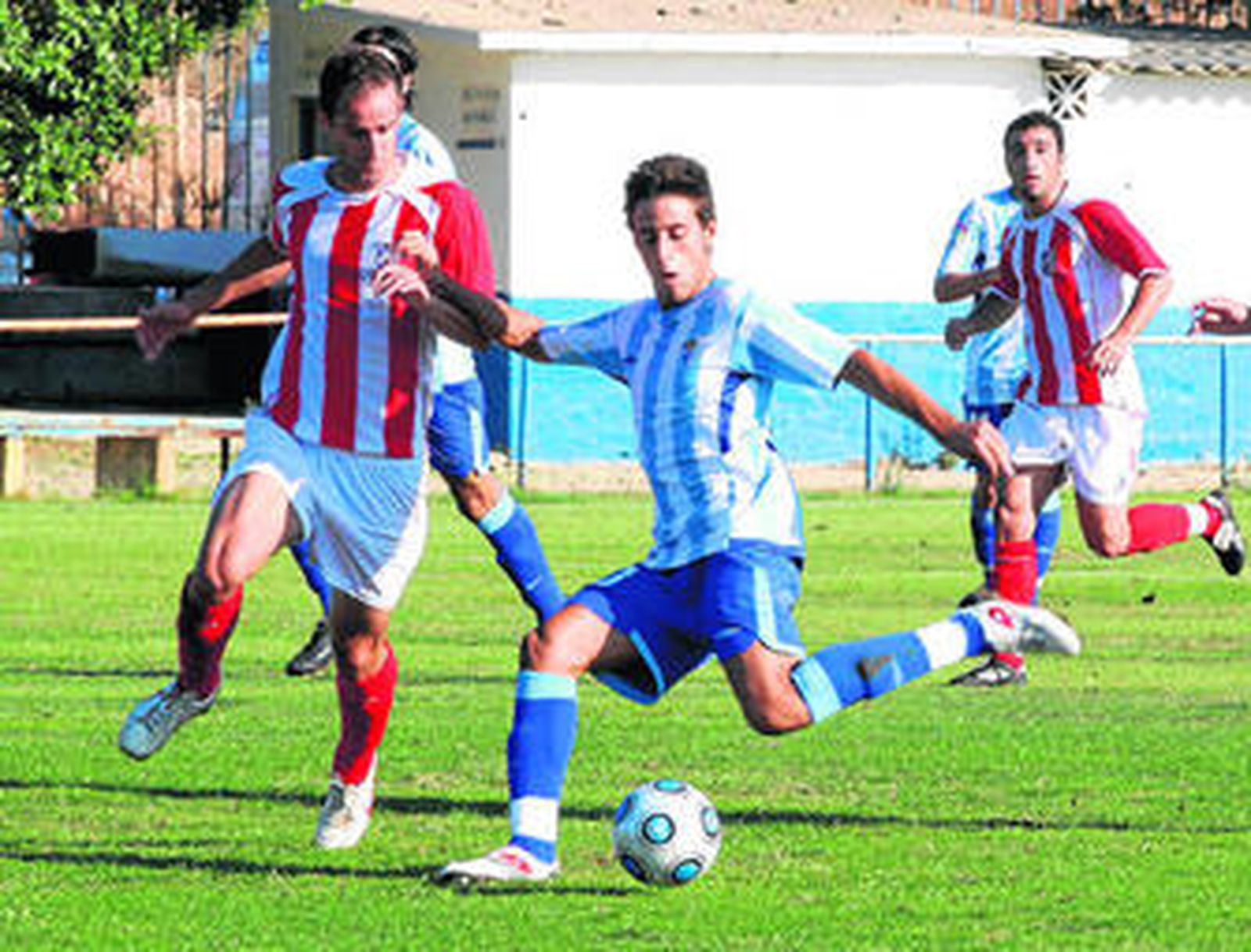 El malaguista Javi López realiza un desplazamiento con su pierna izquierda.