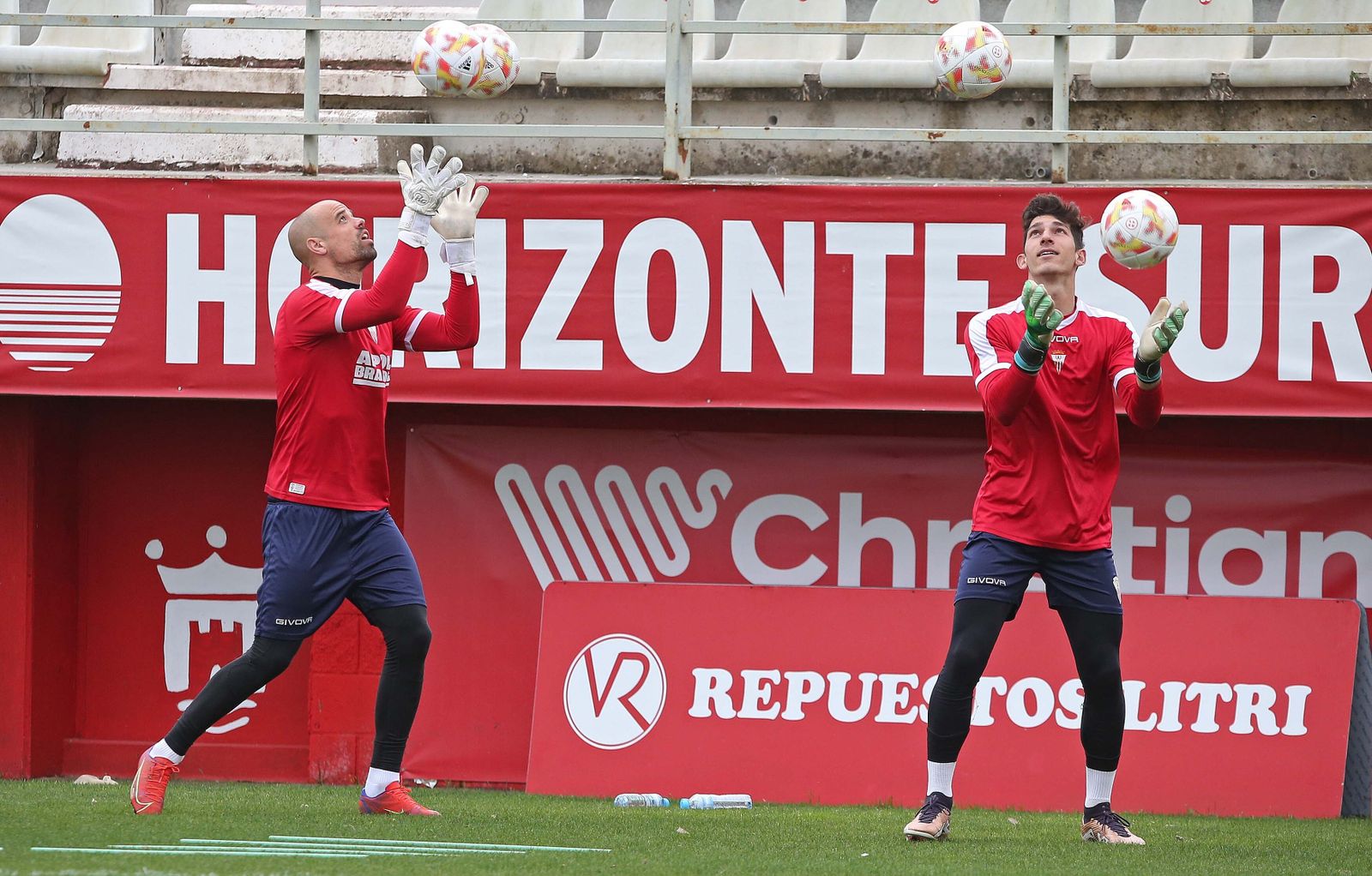Fotos del entrenamiento del Algeciras CF con el portero Rubén Miño