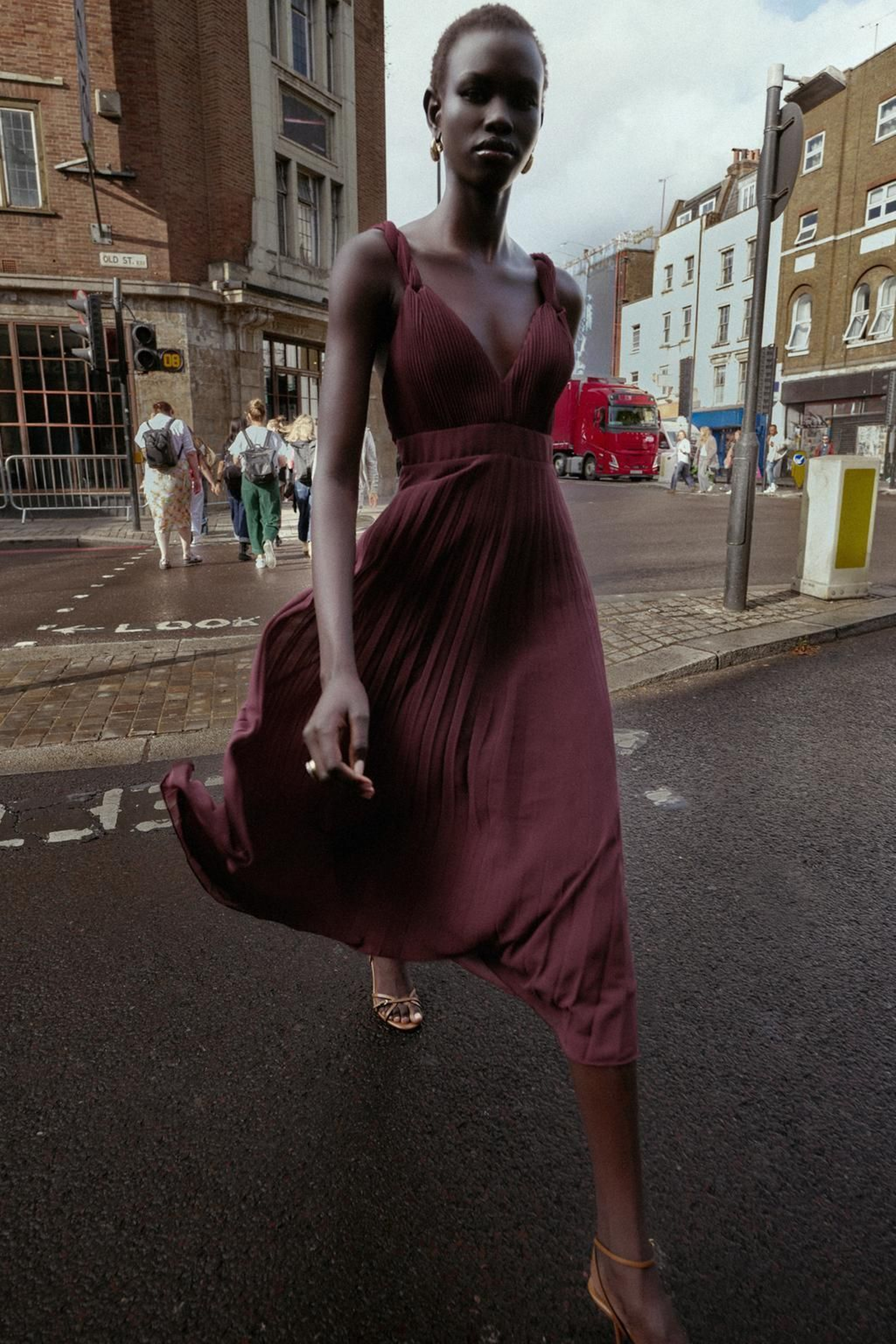 Vestido burdeos de Zara.