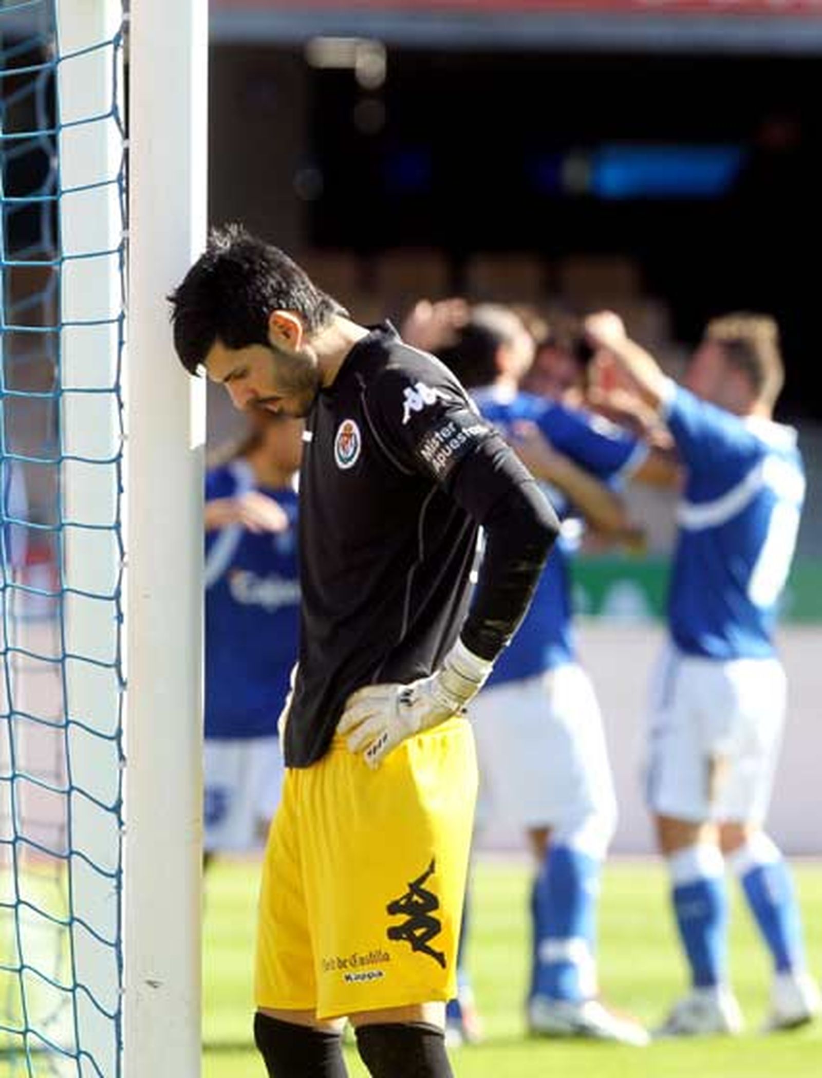 Jacobo, portero del Valladolid, se lamenta tras encajar uno de los cuatro goles xerecistas, que lo celebran en la otra banda por todo lo alto. 

Foto: Miguel Angel Gonzalez