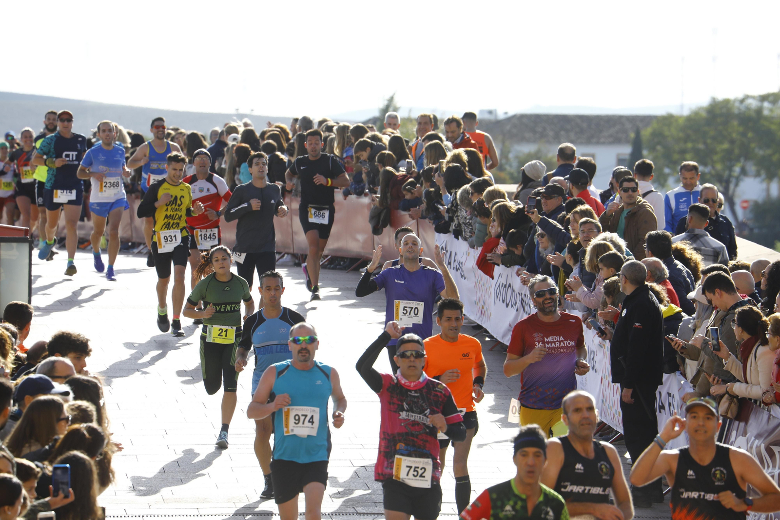 La gloria de cruzar la Puerta del Puente: imágenes de la meta de la 36 Media Maratón de Córdoba