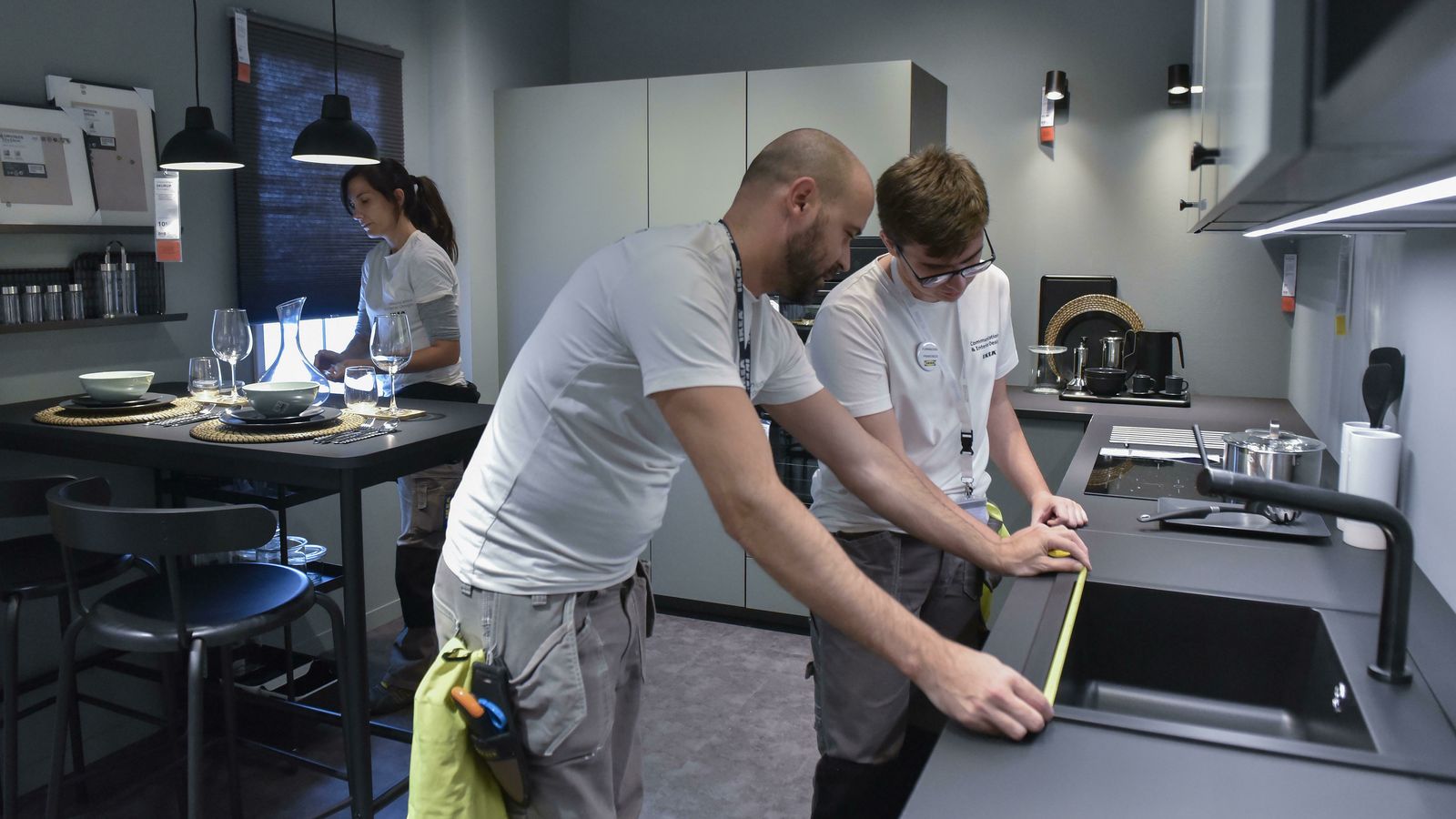 Alumnos de  una FP de reparación se forman en la sección de cocina.