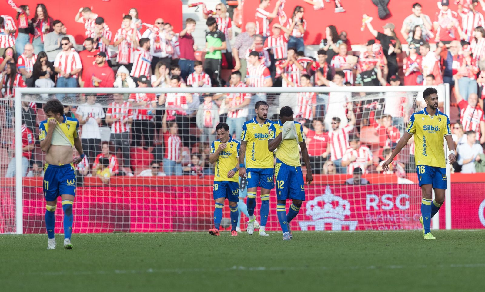 Kovacevic (entre Iza y Kouamé), después del primer gol del Sporting.