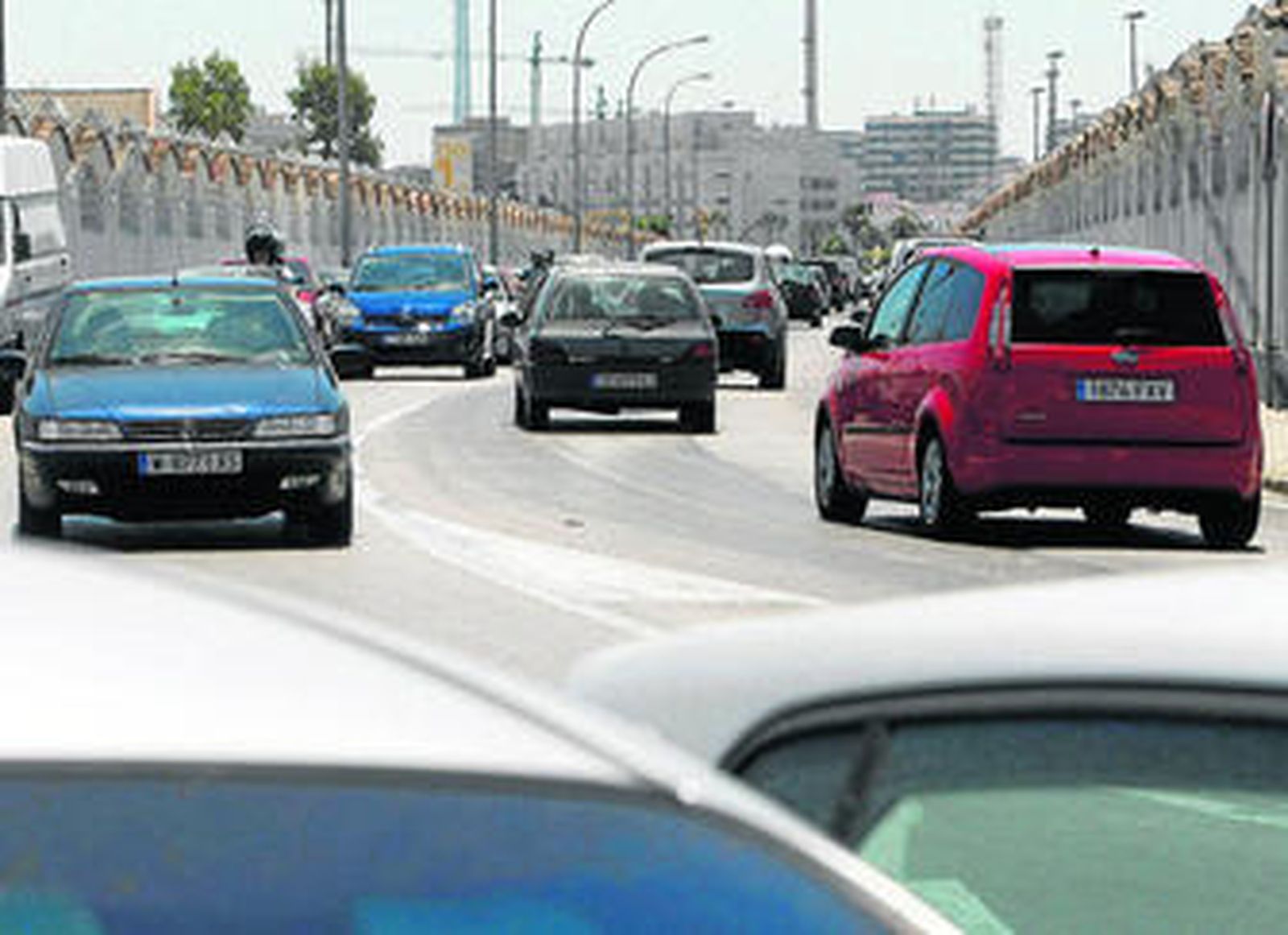 La carretera industrial, bajo la que se construirá la primera fase del aparcamiento de Plaza de Sevilla.