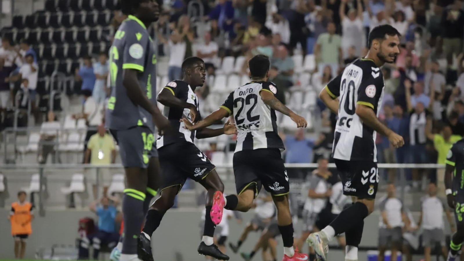 Diego celebra su segundo gol con la Balona ante el Ceuta B.