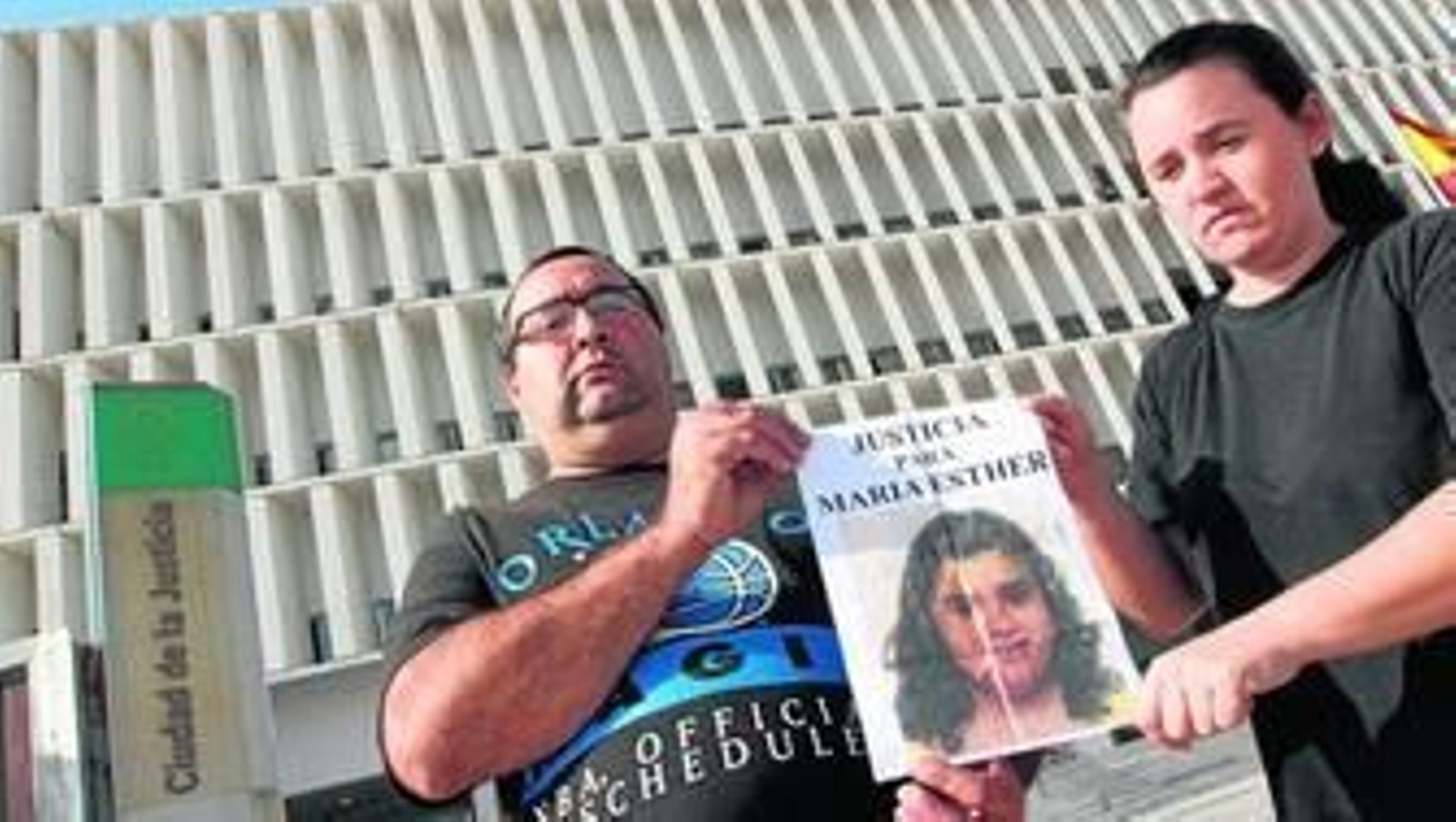Juan Jiménez y María del Carmen Villegas, padres de María Esther, en la Ciudad de la Justicia.