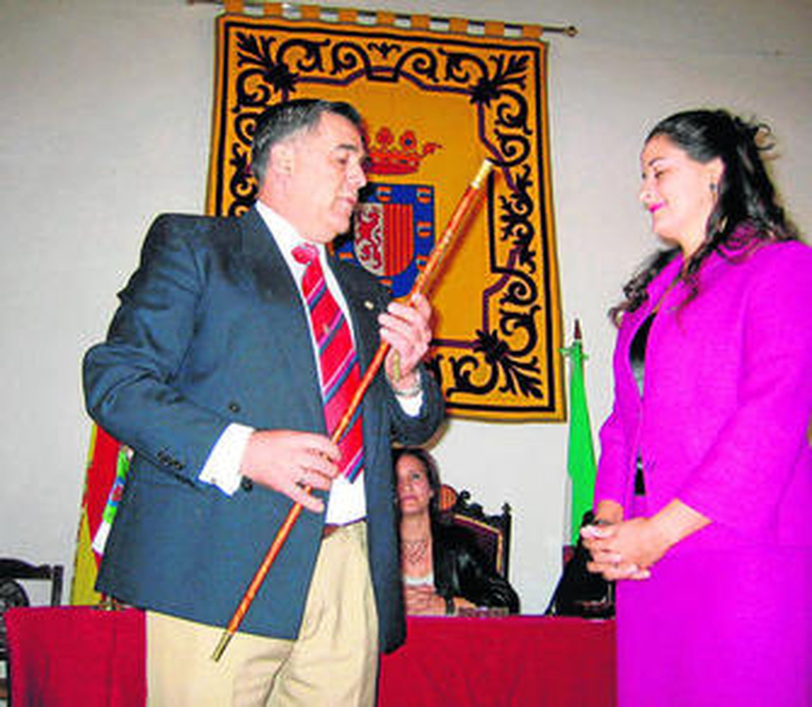Antonio Mateos, entregando a su sobrina, María José Lara, el bastón de mando de la Alcaldía, en 2004.