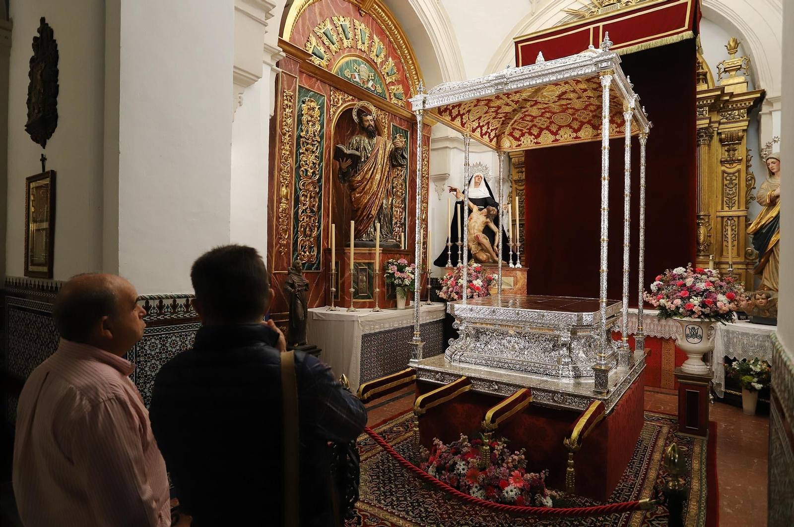 Imágenes de la Virgen del Rocío y sus nuevas andas