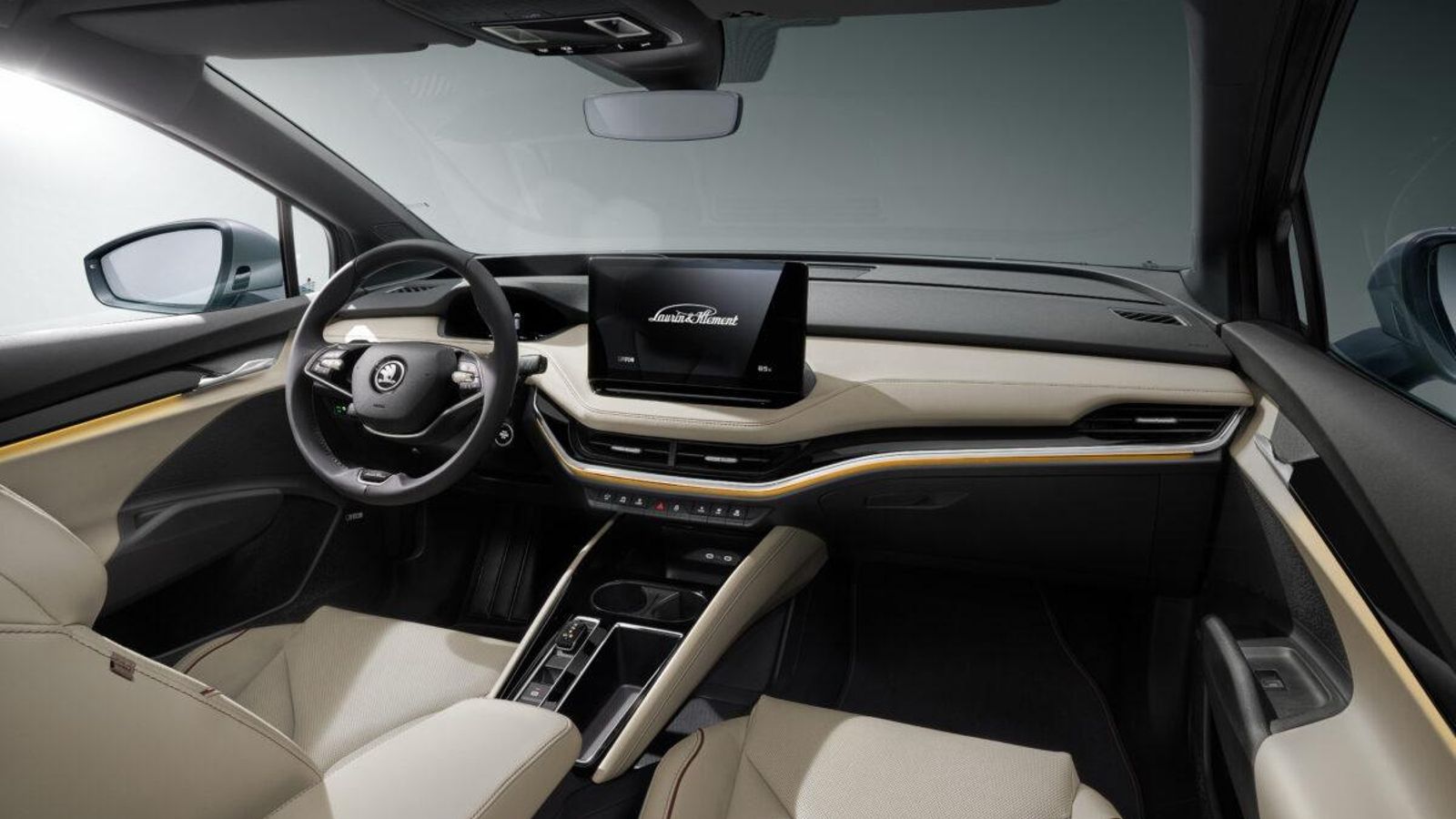 Además de la instrumentación o el equipo de infoentretenimiento, cambian las luces ambientales, las inserciones del salpicadero, los pedales que son de aluminio, el apoyacodos central, etc.