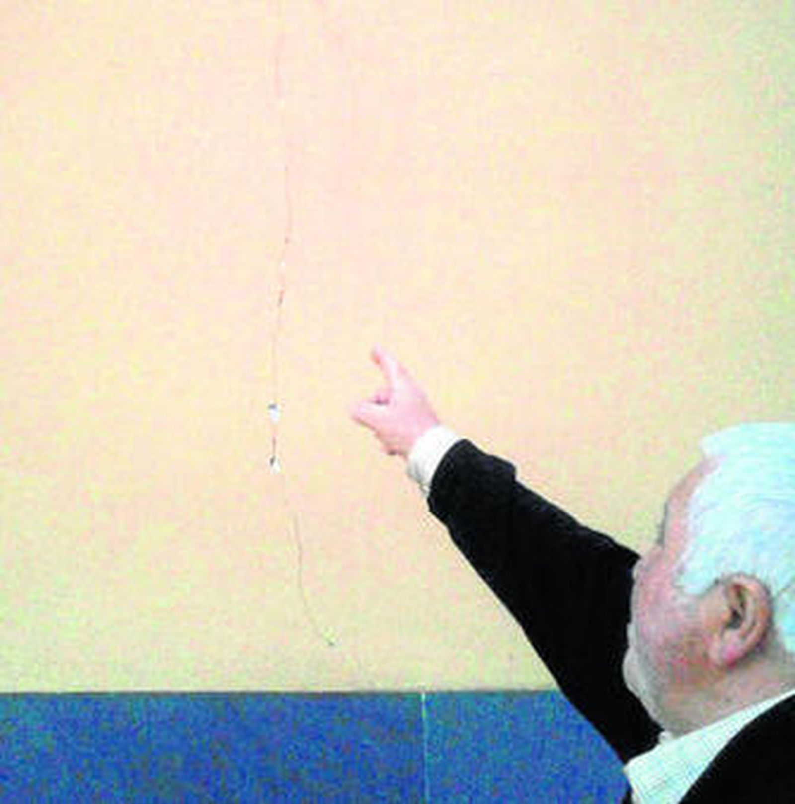 López muestra una de las grietas en su casa.