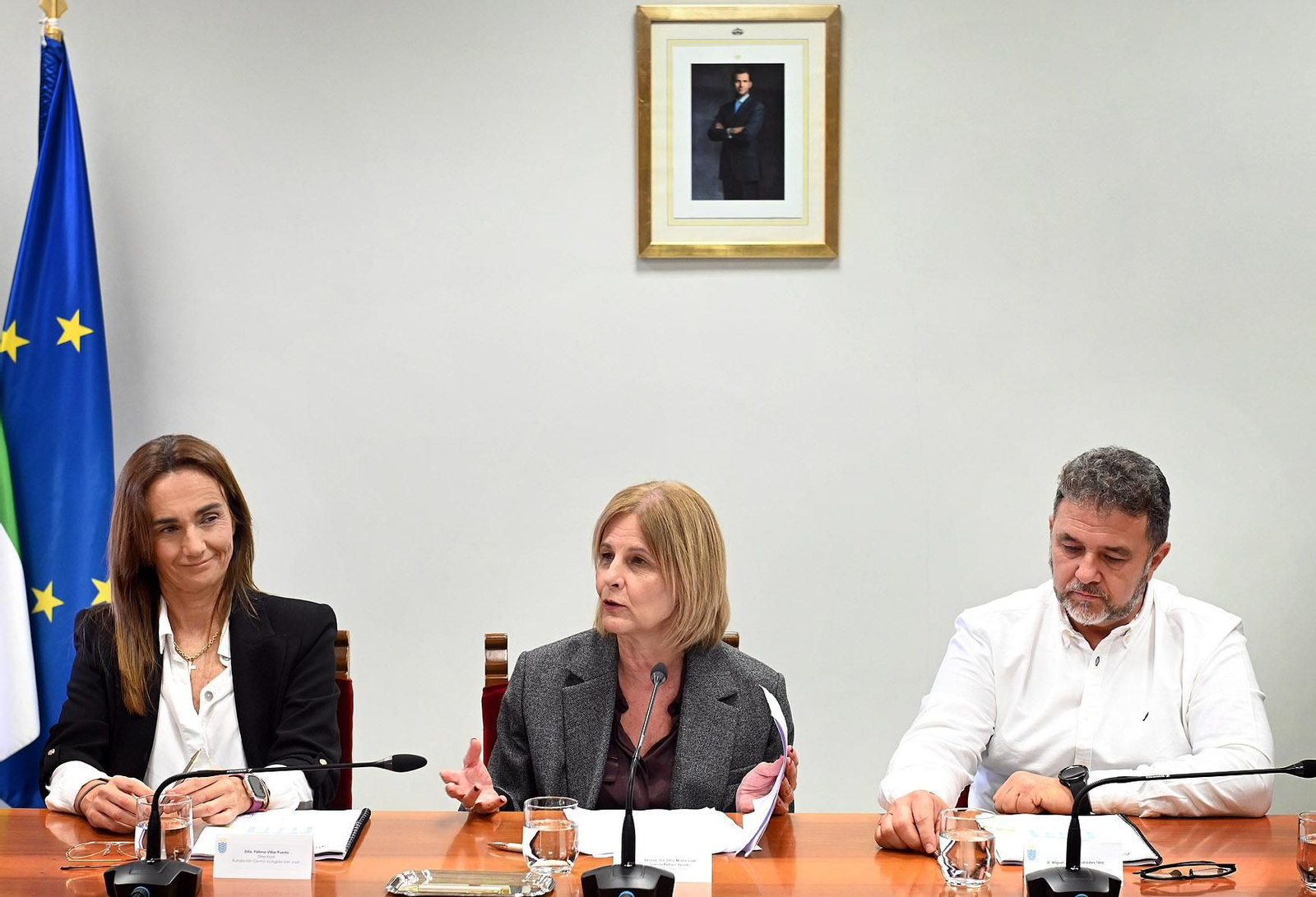 La gerente de la Fundación Centro de Acogida San José, Fátima Villar, la alcaldesa María José García-Pelayo, y Miguel Ángel Andrades, presidente del comité de empresa. La gerente de la Fundación Centro de Acogida San José, Fátima Villar, la alcaldesa María José García-Pelayo, y Miguel Ángel Andrades, presidente del comité de empresa.