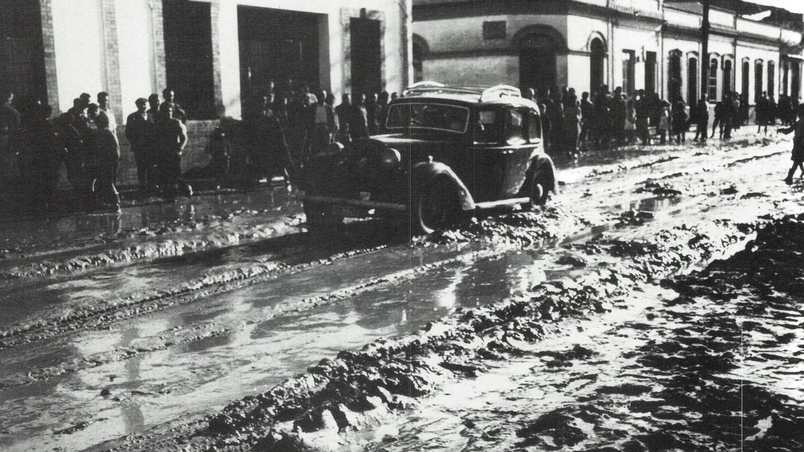 La avenida enfangada por las lluvia en los años cincuenta del siglo pasado.