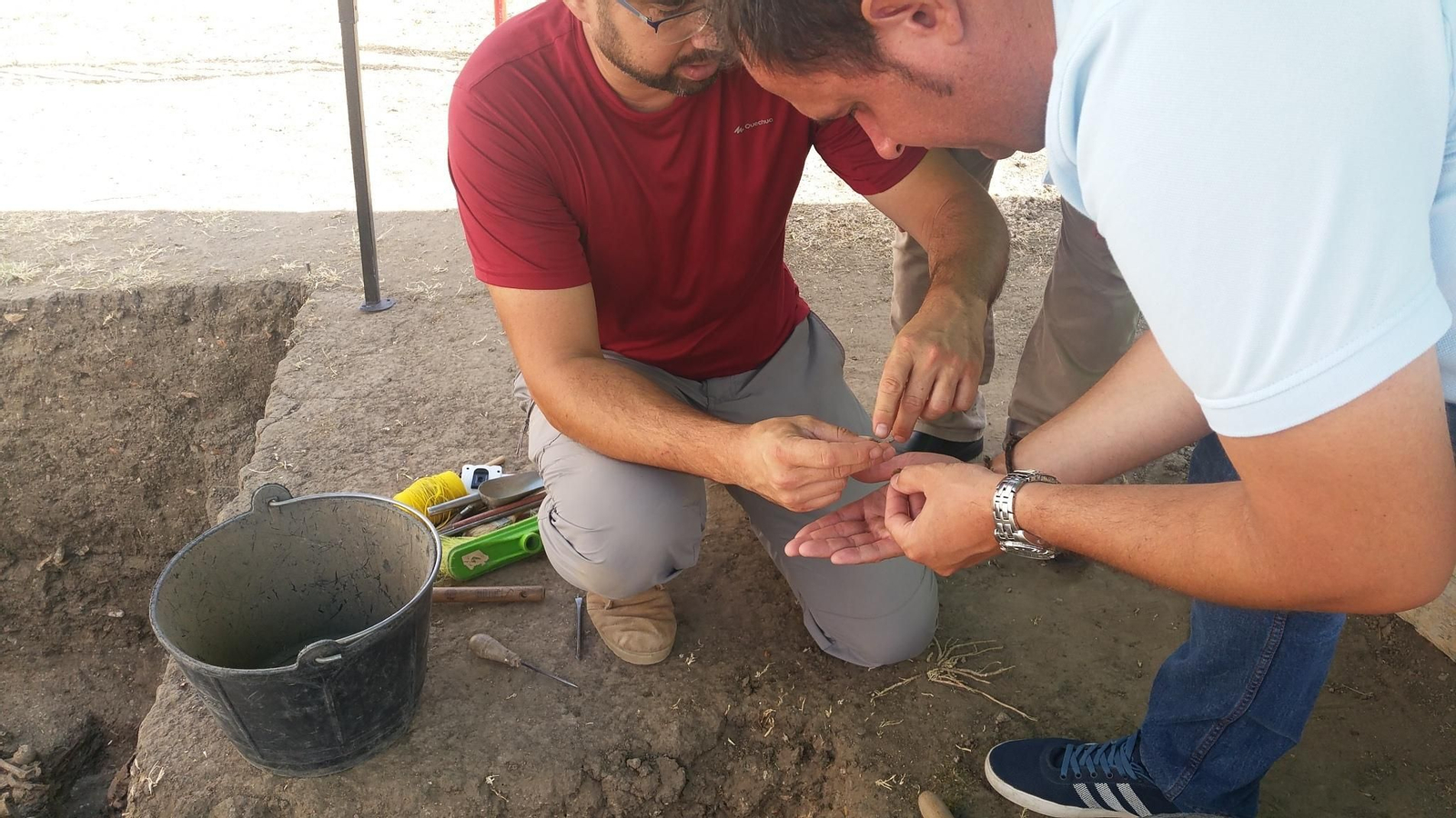 Excavaciones en la fosa común del cementerio antiguo de Jimena