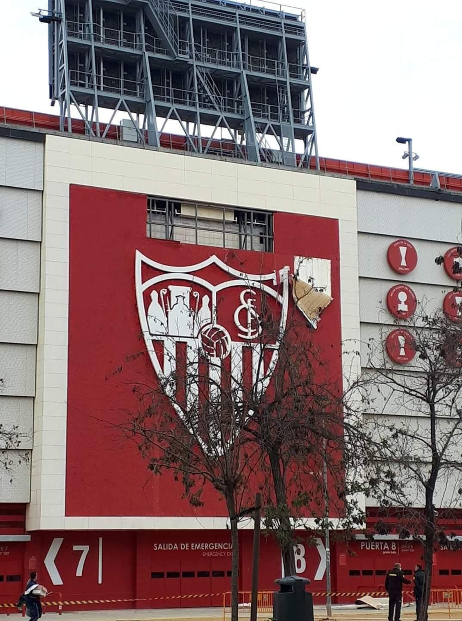 Zonas desprendidas de la fachada de Gol Sur.