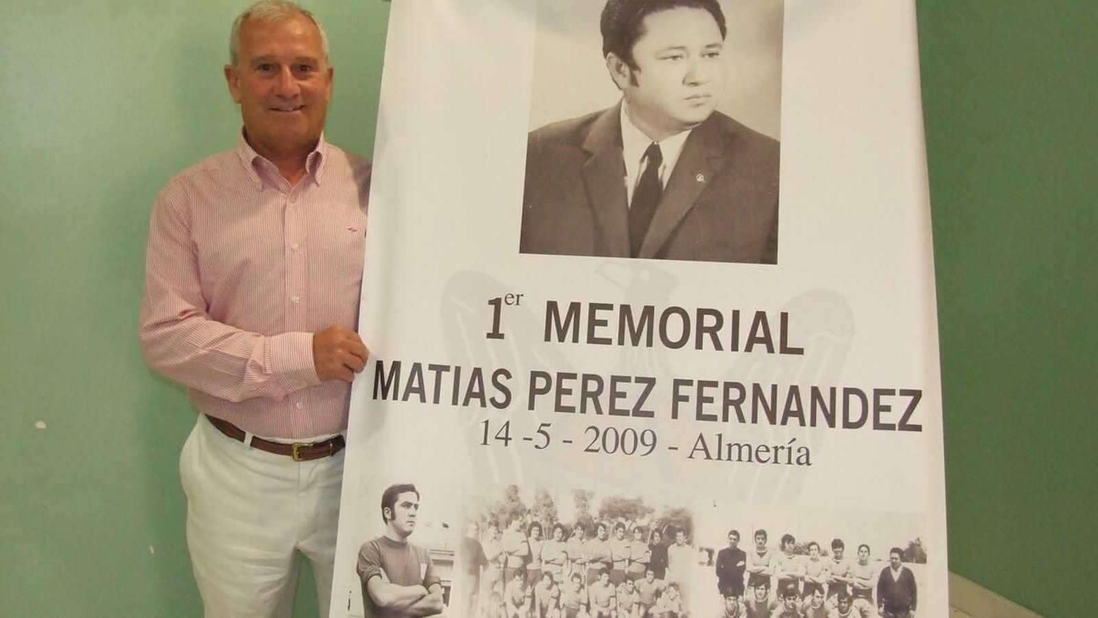 Francisco José Martínez Ibáñez, Paquitico, posa junto al cartel del primer Memorial Matías Pérez Fernández.