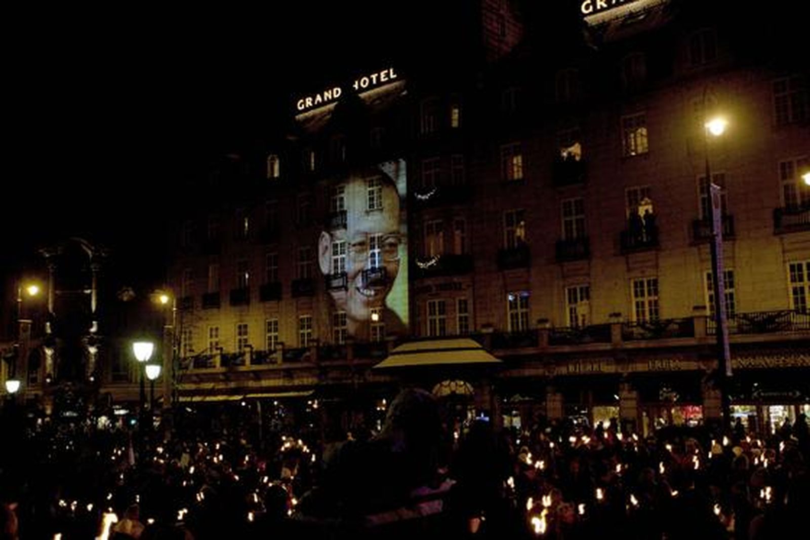 El Gran Hotel de Oslo rinde homenaje a Liu Xiaobo, Nobel de la Paz.

Foto: Reuters/AFP Photo/EFE