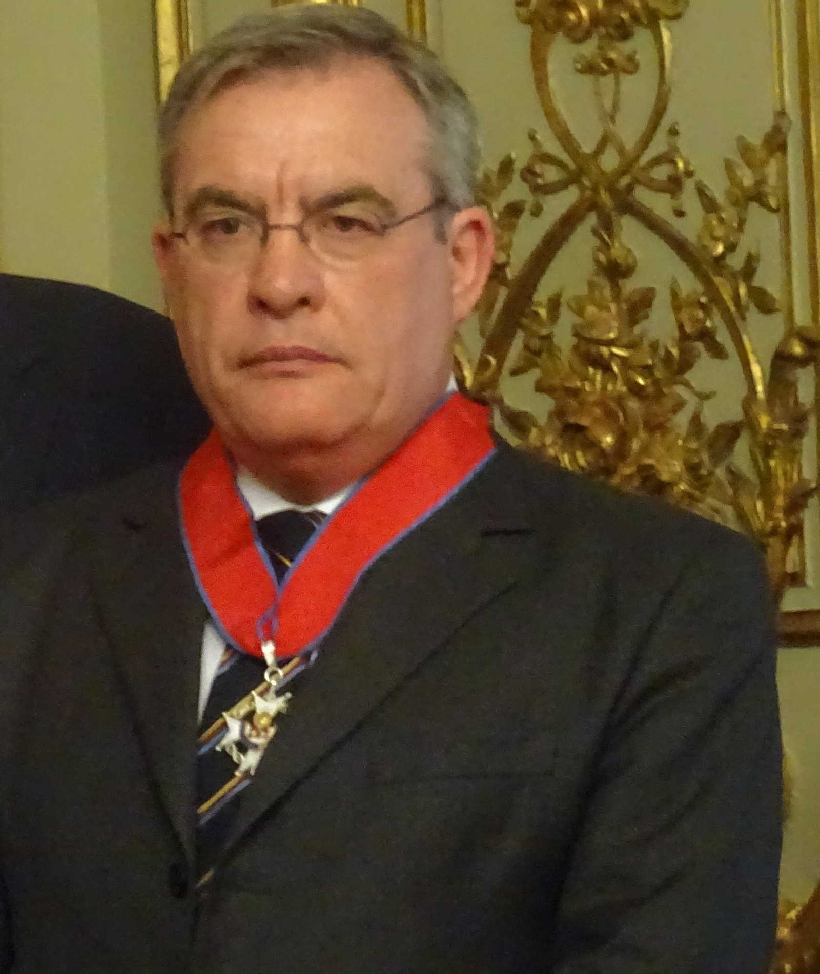 El notario Ángel Serrano cuando recibió la cruz de San Raimundo de Peñafort