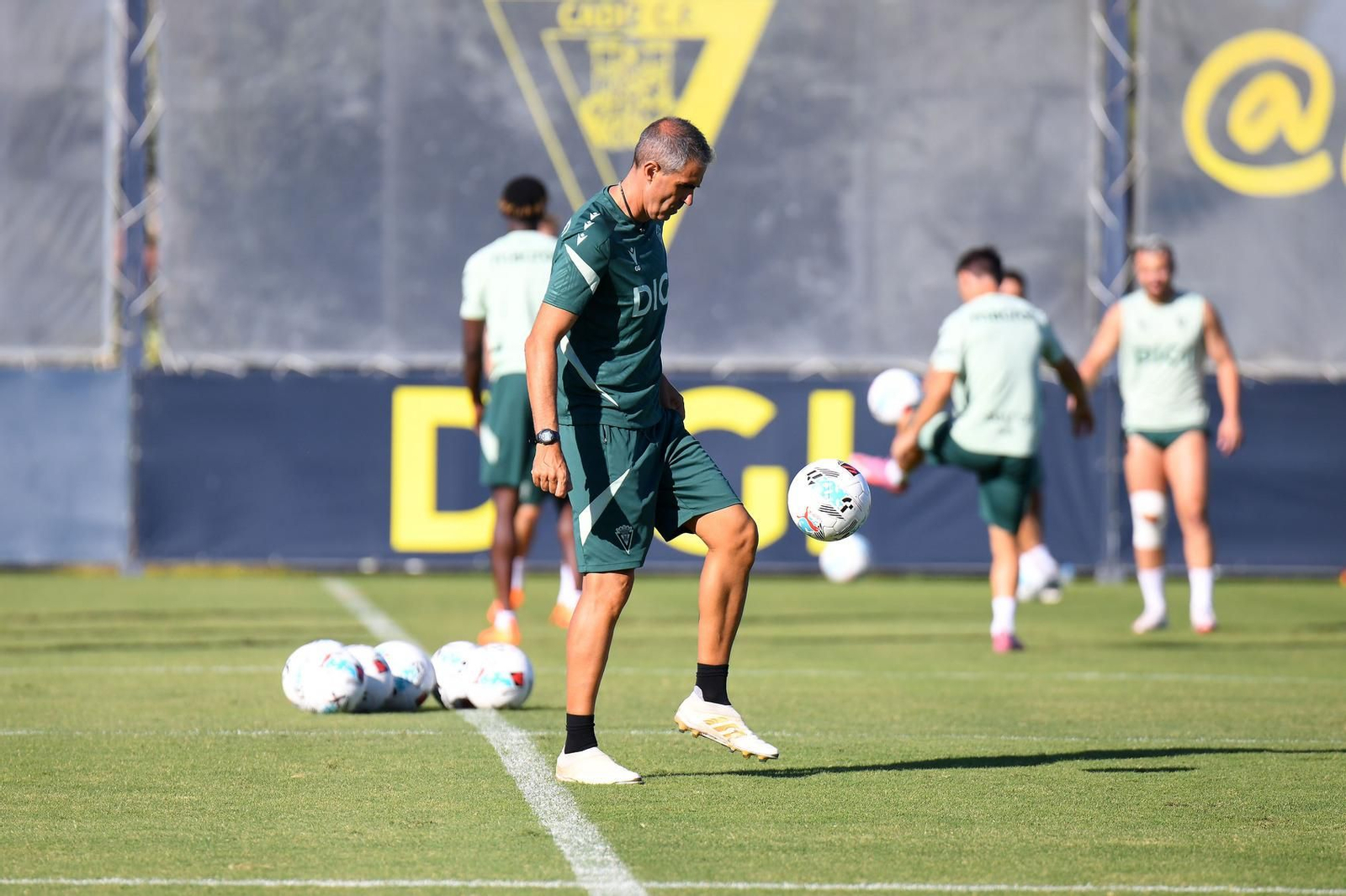 Garitano en un entrenamiento del Cádiz.