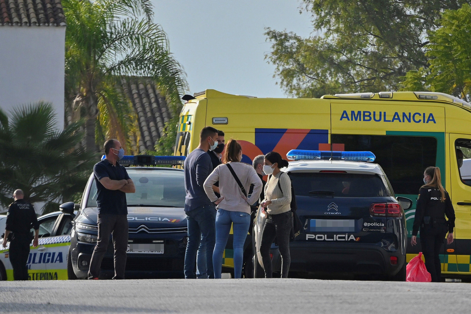 Perímetro policial en la zona de Estepona en la que fue apuñalado el joven.