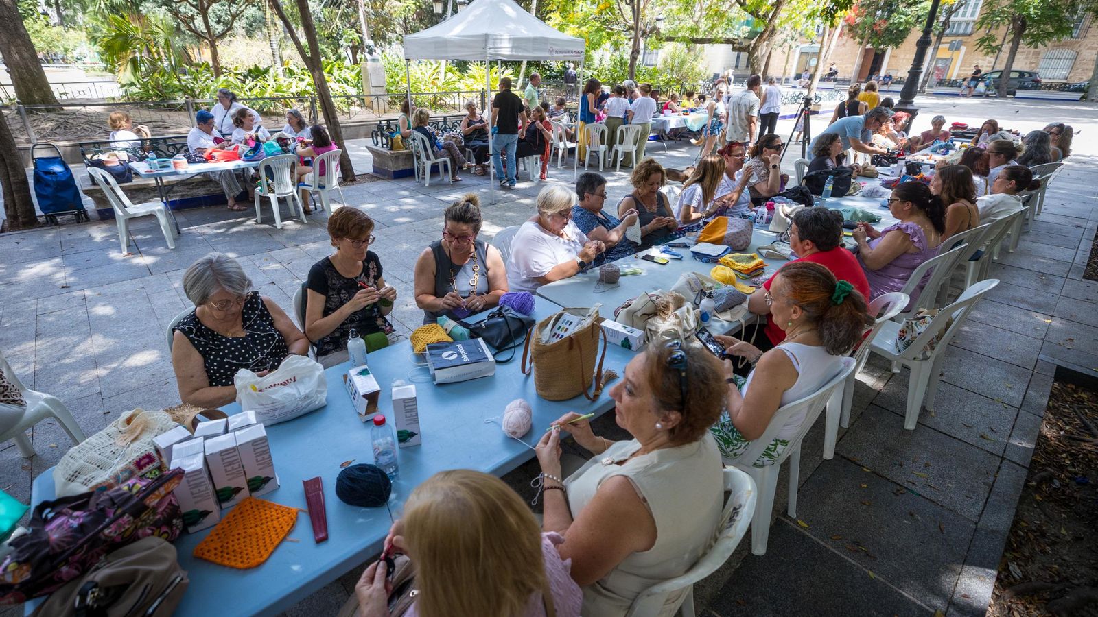 En la Plaza de Mina se vivió un ambiente de gran hermandad entre las tejedoras.