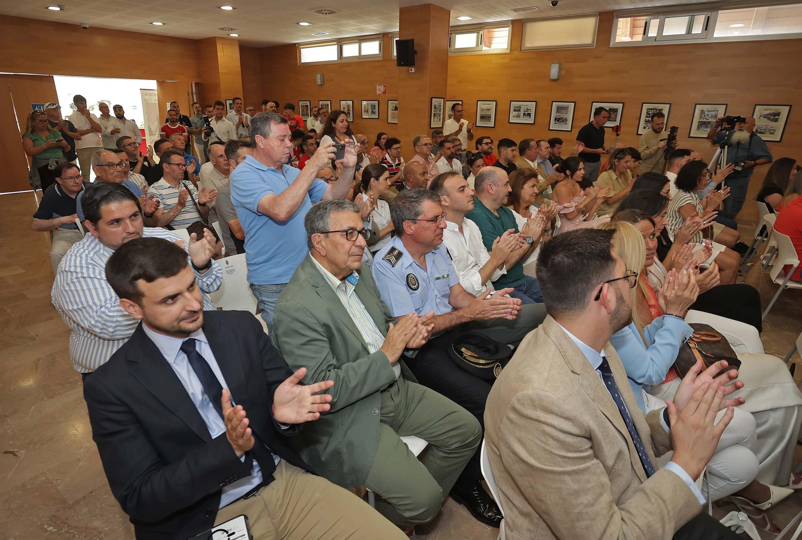 El acto de imposición de la insignia de la ciudad de Algeciras a Iván Turrillo, en imágenes