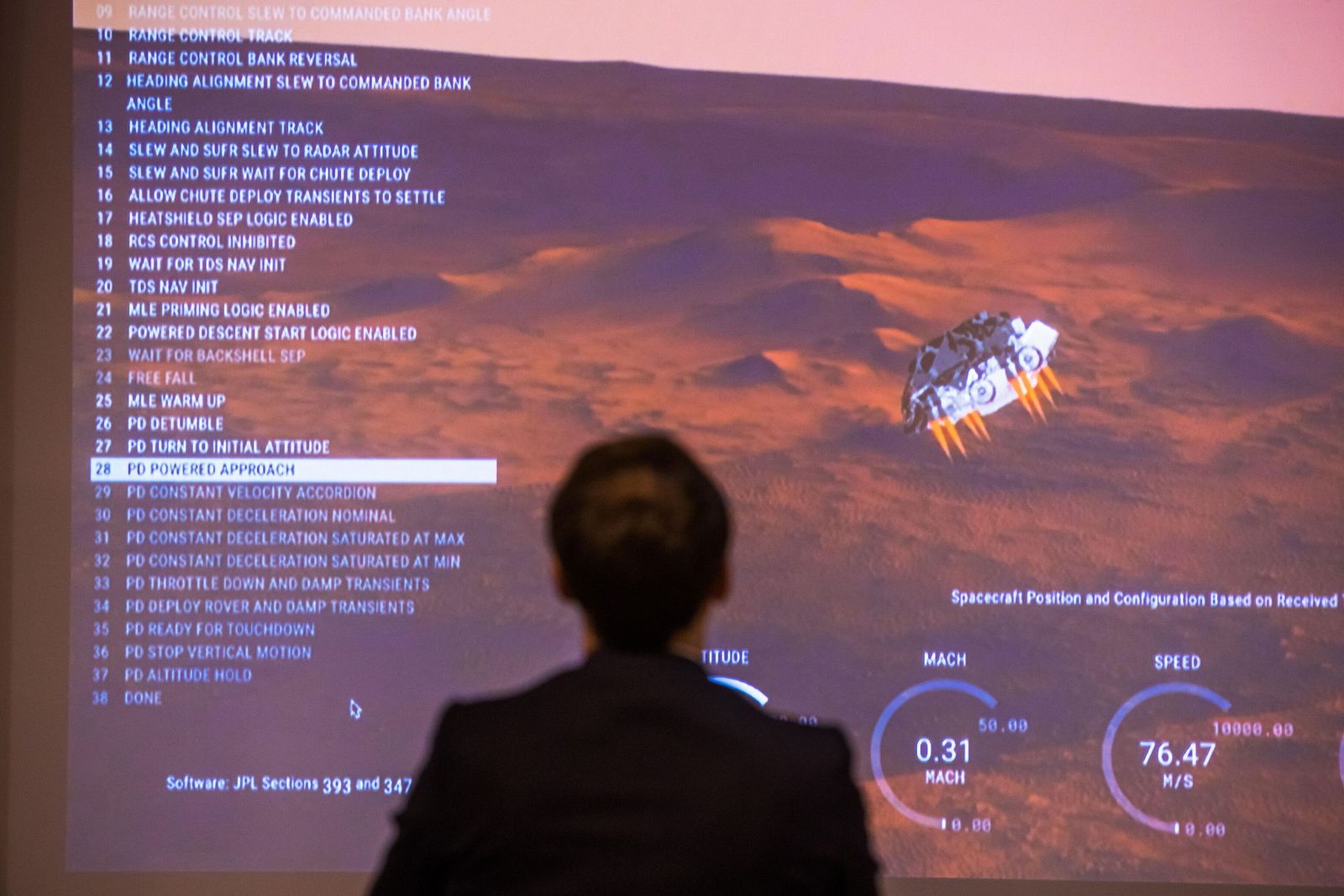 Un científico observa en una pantalla el amartizaje del Perseverance.