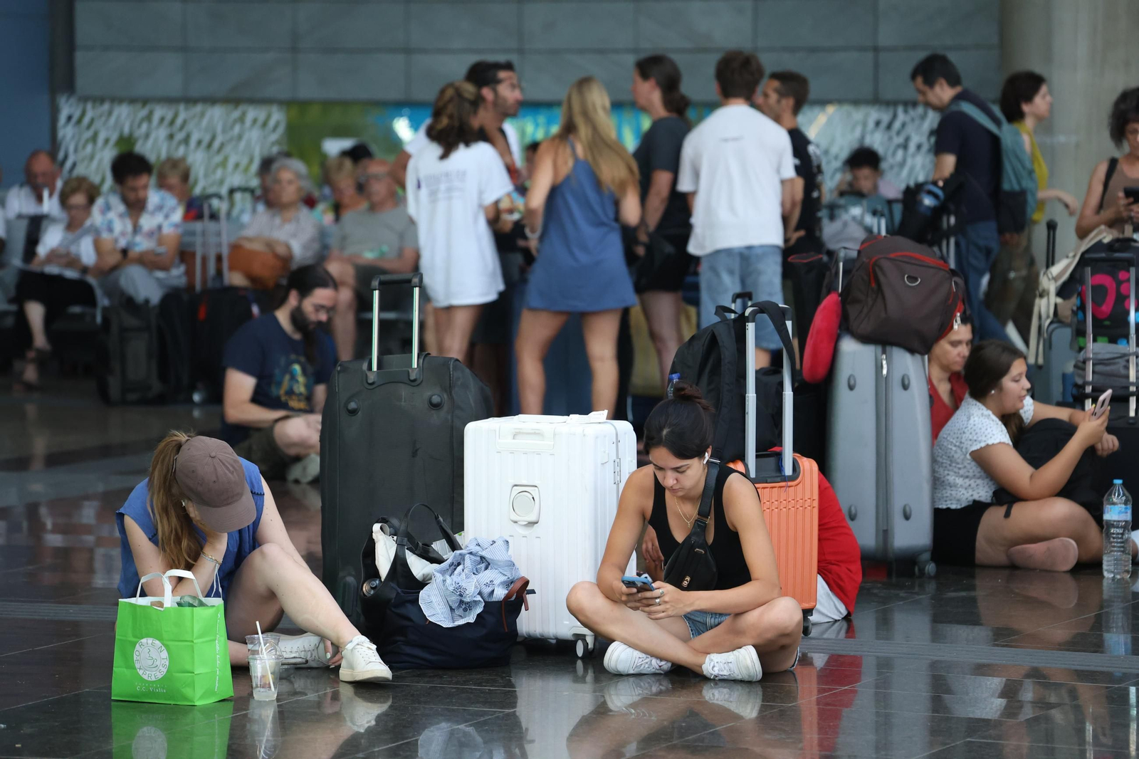Así se ha vivido en María Zambrano los retrasos en los tren entre Málaga y Madrid, en imágenes